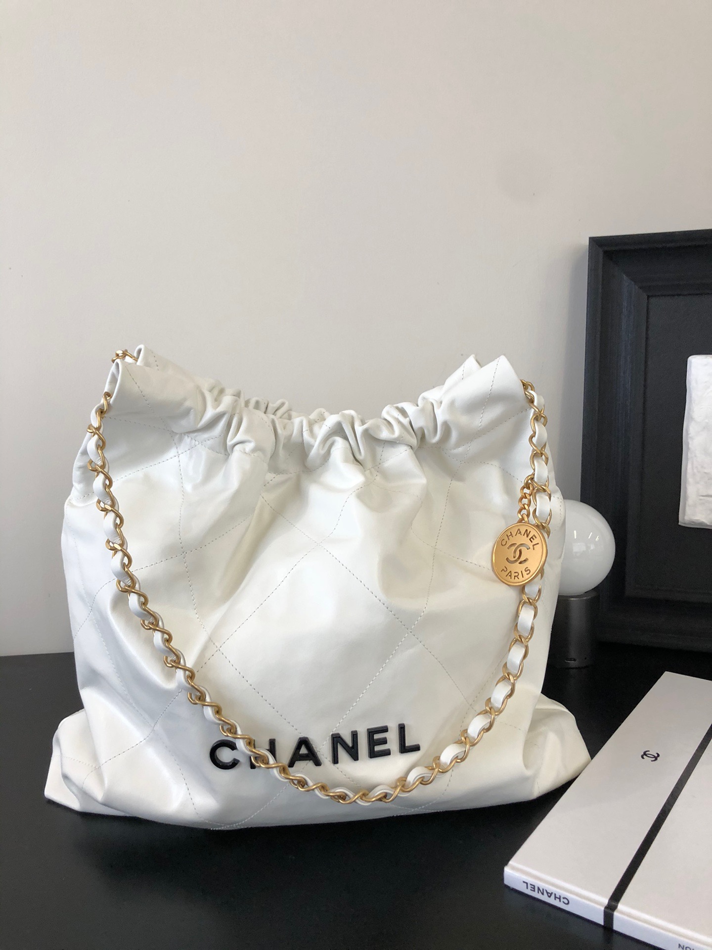 샤넬 CHANEL AS3261 22 미디움 핸드백 샤이니 카프스킨 & 래커드 메탈 화이트 39CM