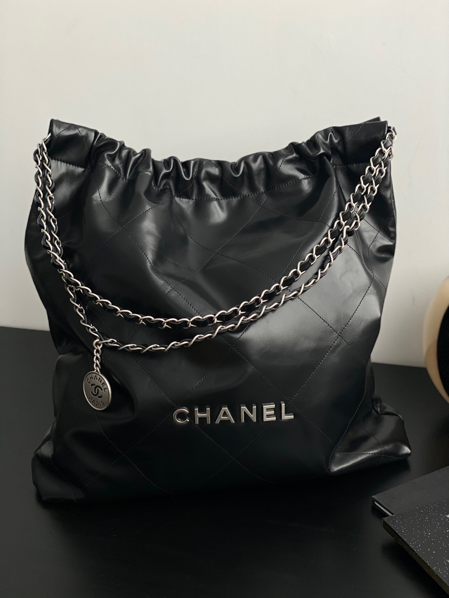 샤넬 CHANEL AS3262 22 라지 핸드백 샤이니 카프스킨 & 실버 메탈 47CM