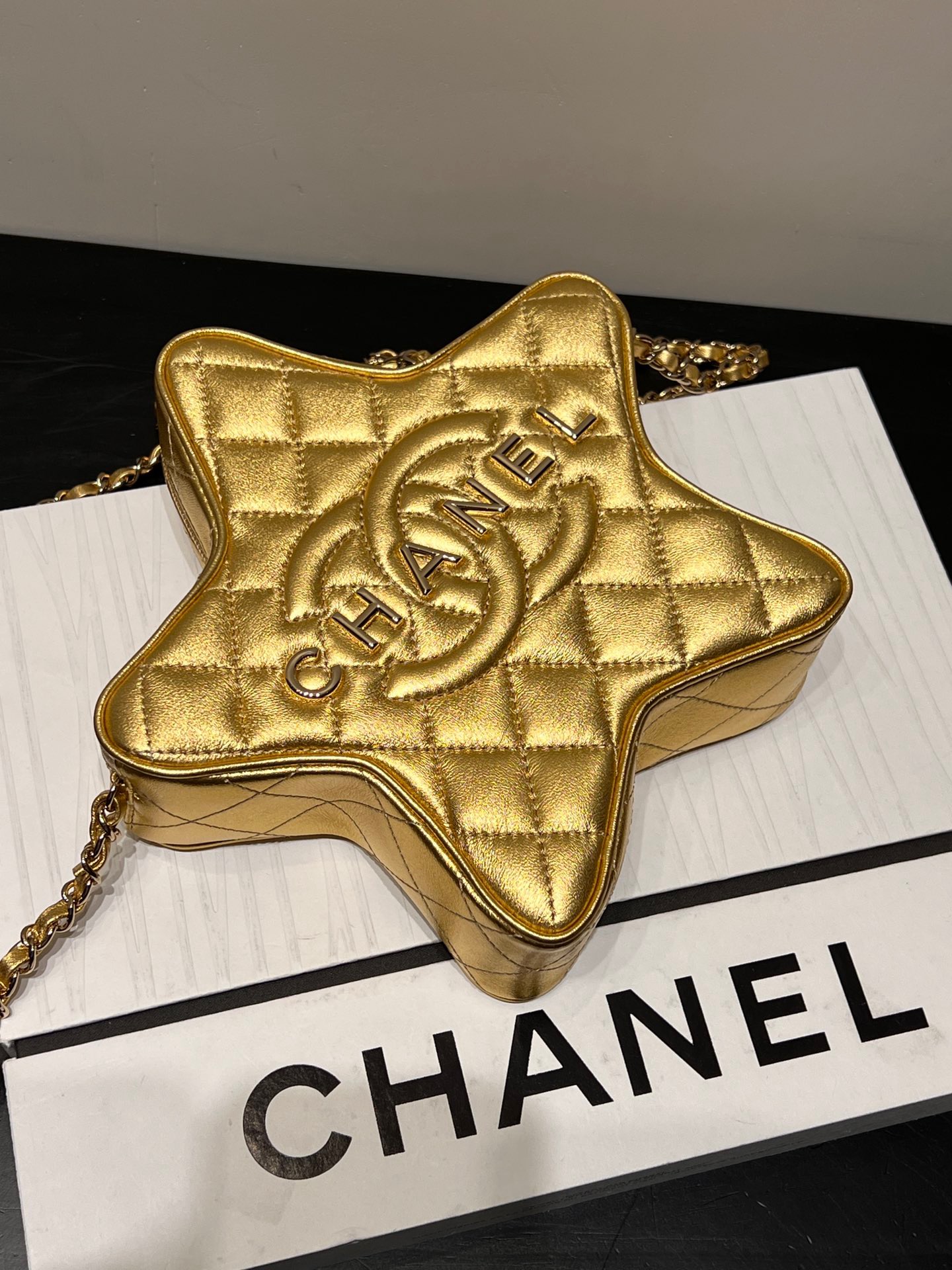 샤넬 CHANEL S4579 24C 스타 핸드백  & 골드 메탈  22.5CM