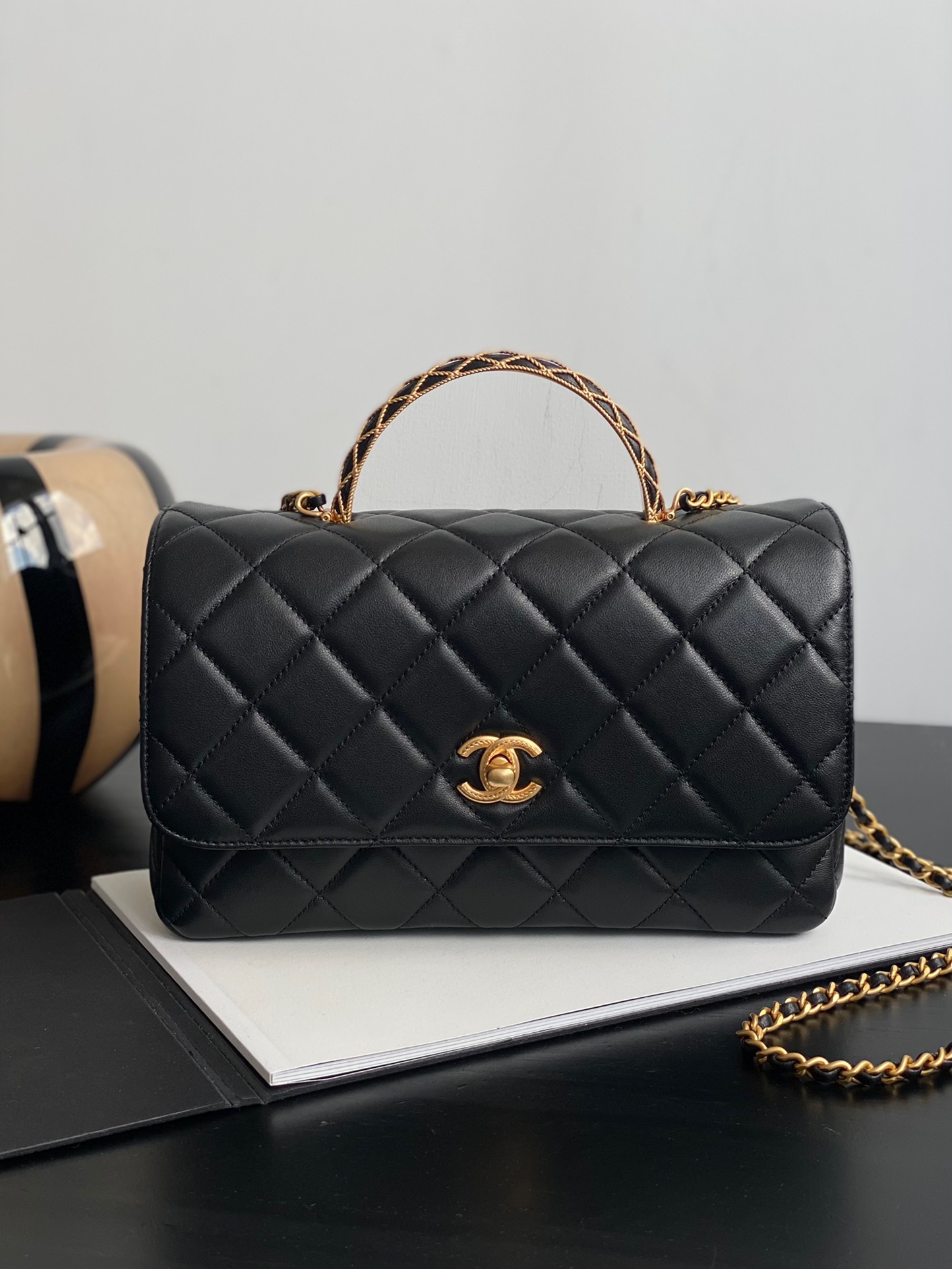 샤넬 CHANEL AS4232 23A 핸들 장식의 플랩백 24CM