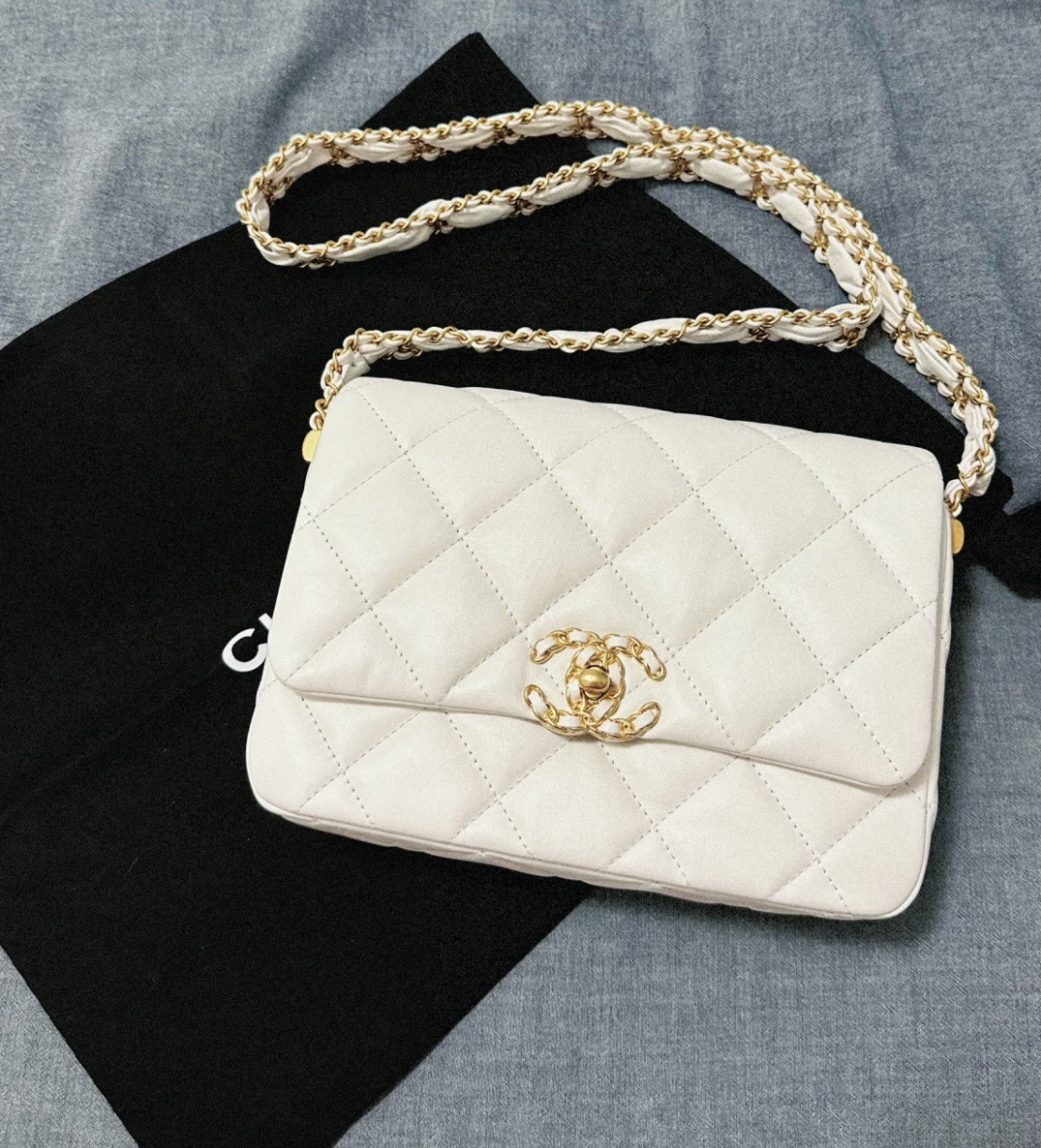 샤넬 CHANEL AS4423 23K 크로스 백 21CM