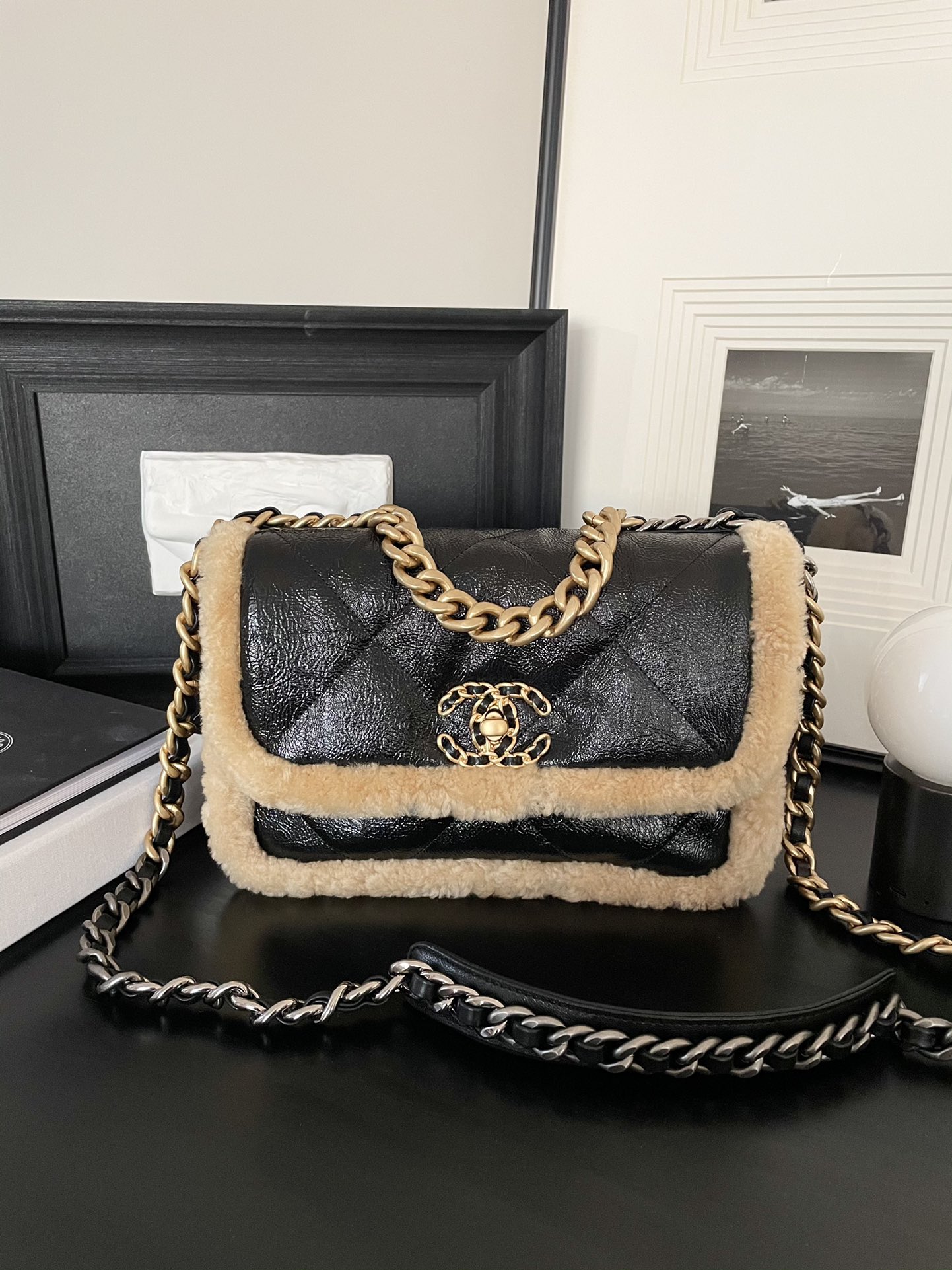 샤넬 CHANEL 19 미디움 핸드백 26CM