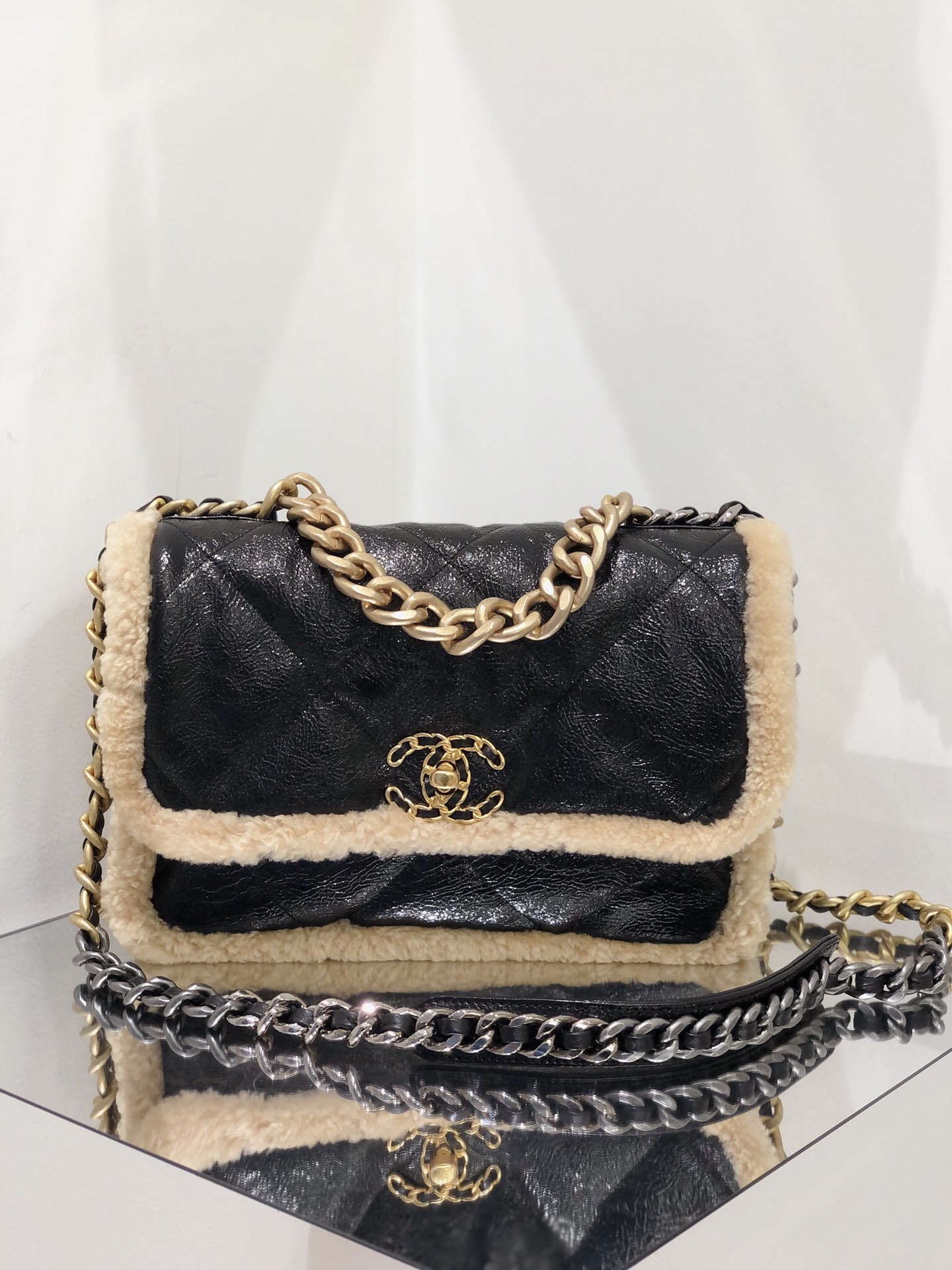 샤넬 CHANEL 19 미디움 핸드백 30CM