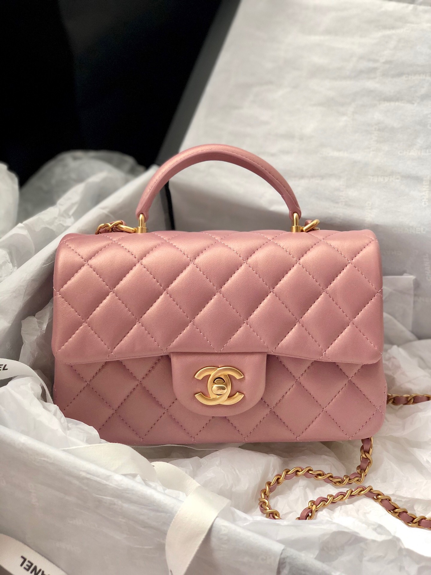 샤넬 CHANEL AS2431B 핸들 장식의 미니 플랩백  & 골드 메탈 20CM