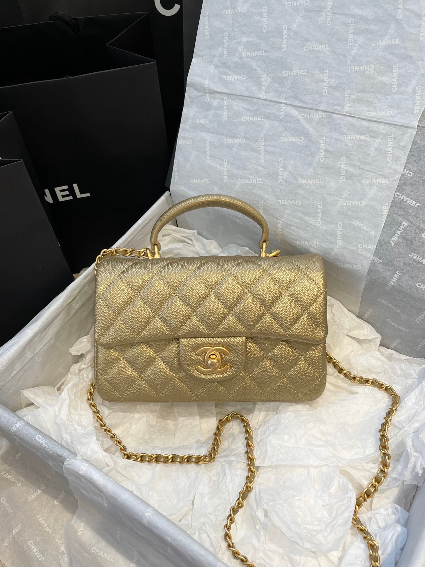 샤넬 CHANEL AS2431B 핸들 장식의 미니 플랩백  & 골드 메탈 20CM