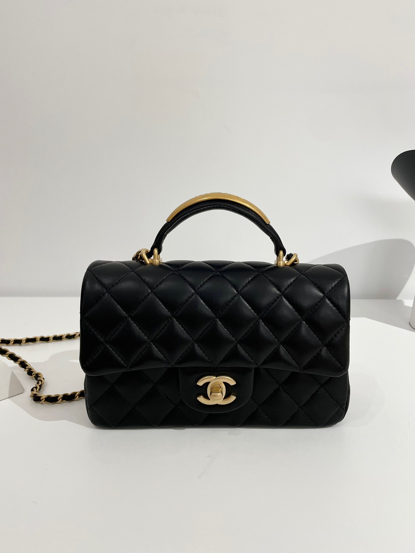 샤넬 CHANEL AS2431B 핸들 장식의 미니 플랩백  & 골드 메탈 20CM