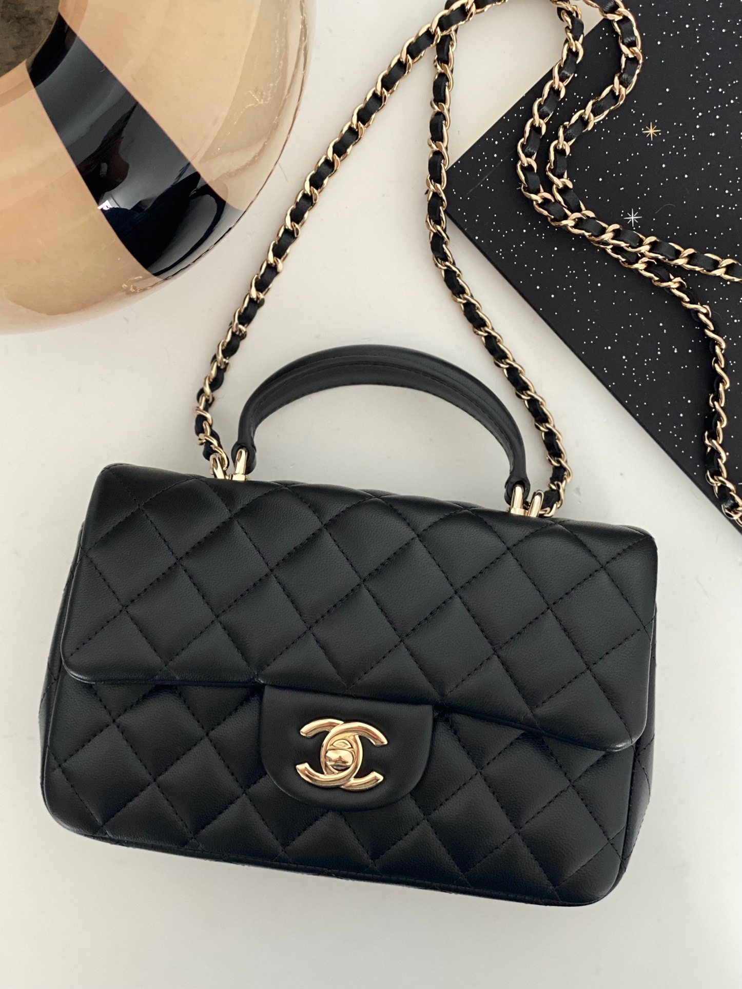 샤넬 CHANEL AS2431B 핸들 장식의 미니 플랩백  & 골드 메탈 20CM