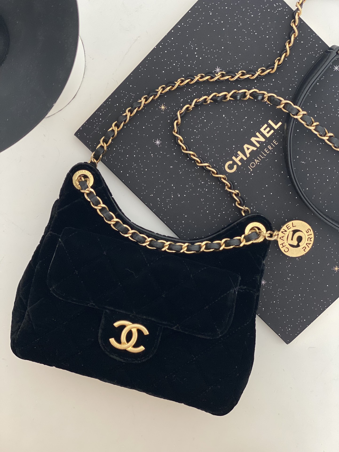 샤넬 CHANEL AS3710 23B 스몰 호보백  & 골드 메탈 17CM