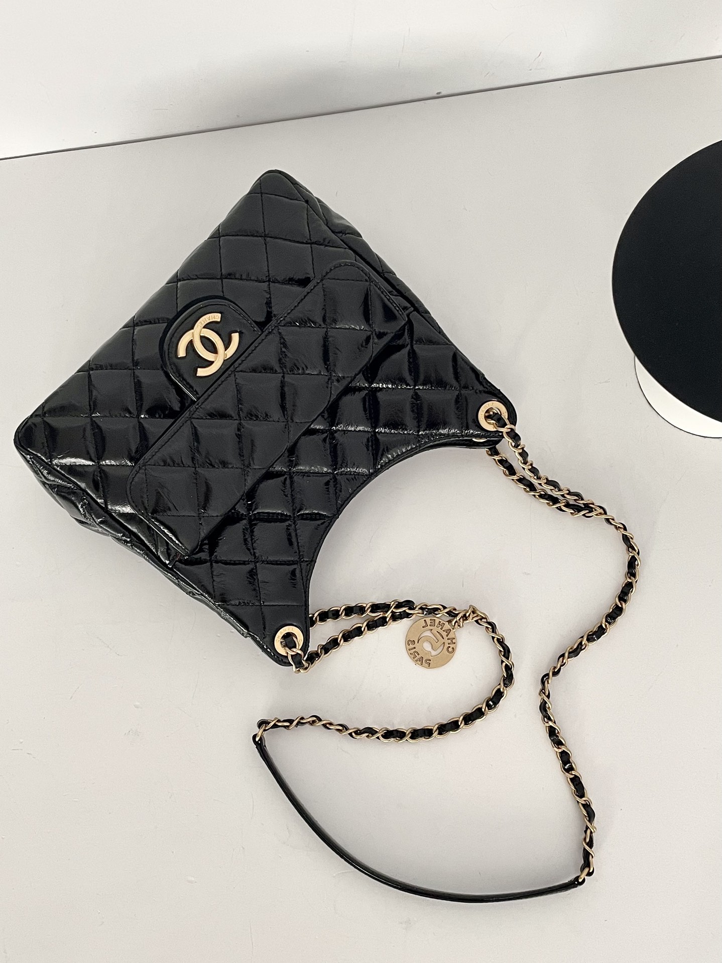 샤넬 CHANEL AS3690 23C 호보백 샤이니 크럼플드 카프스킨 & 골드 메탈 21.5CM