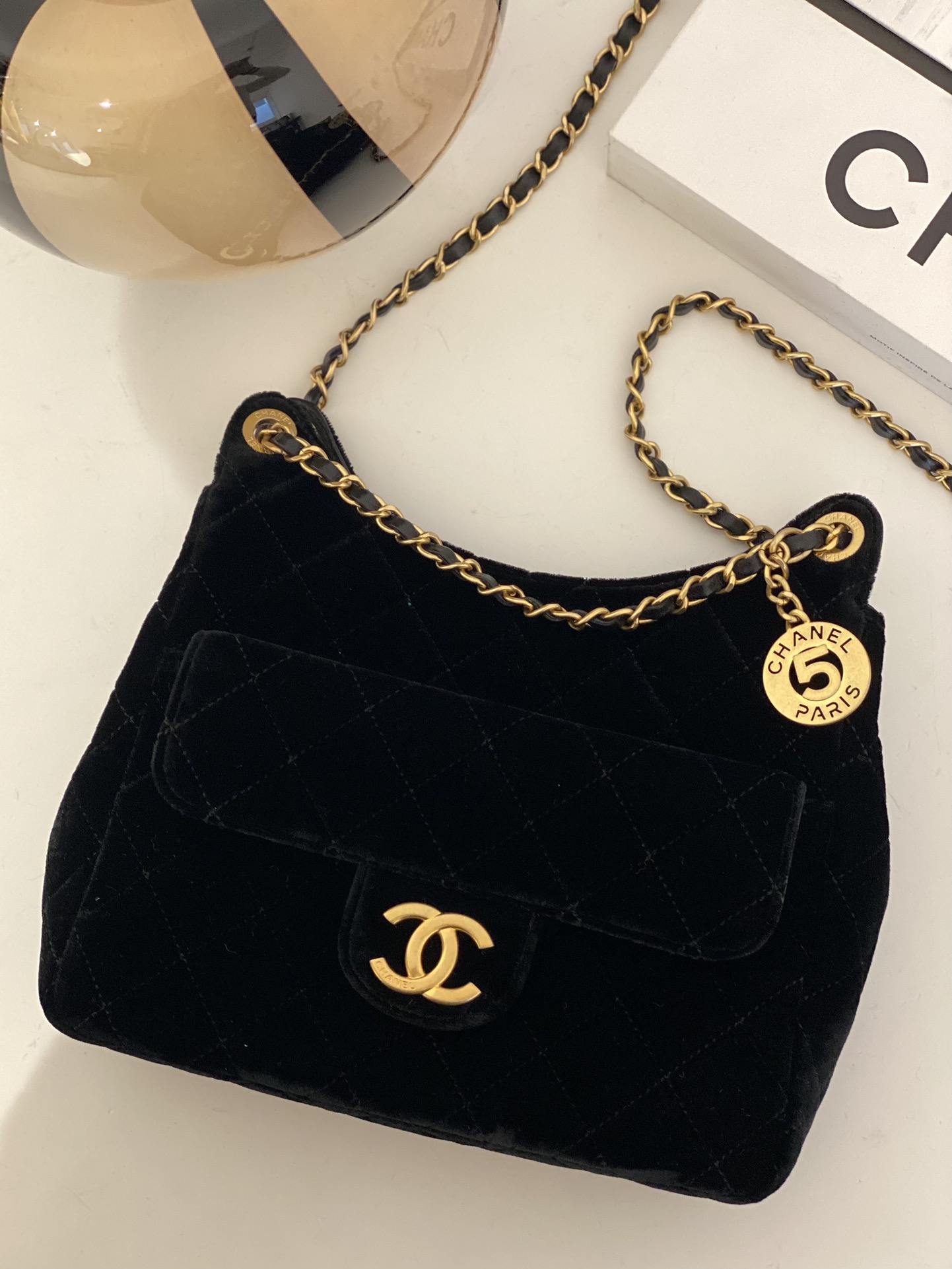 샤넬 CHANEL AS3690 23B 호보백 & 골드 메탈 21.5CM