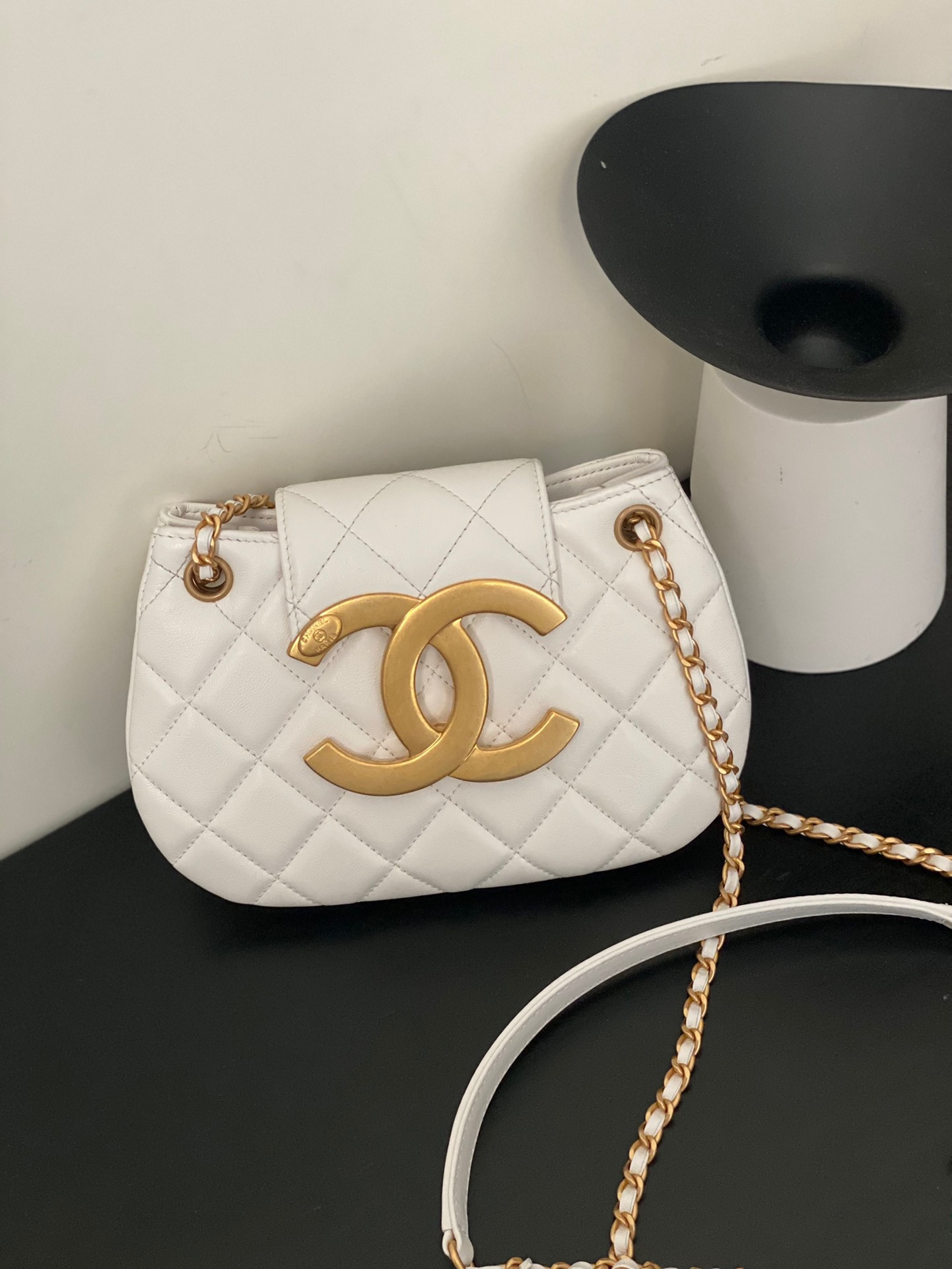 샤넬 CHANEL AS4609 24C 크로스 백 & 골드 메탈  14CM