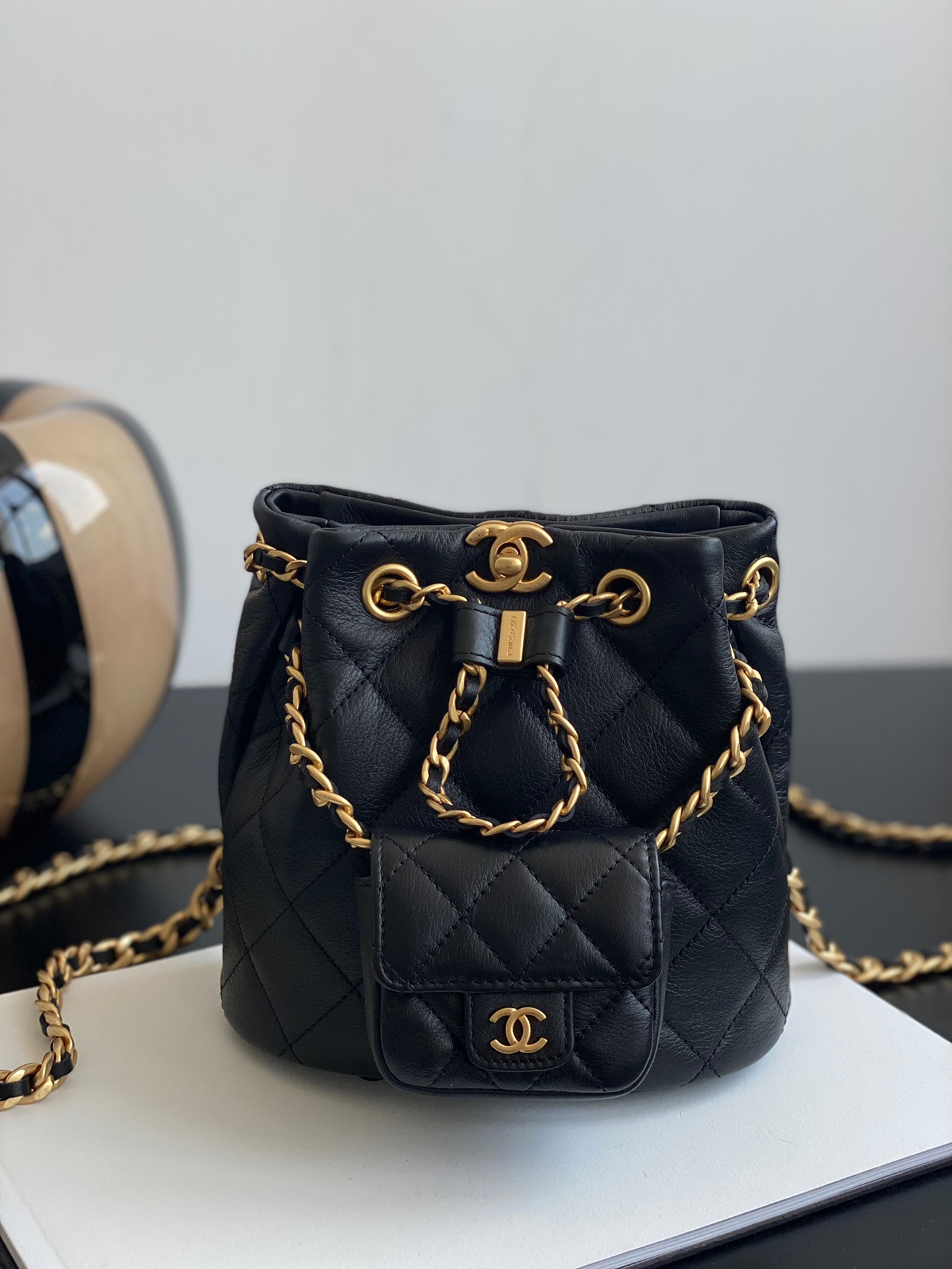 샤넬 CHANEL AS3947 23A 스몰 백팩 카프스킨 & 골드 메탈 블랙 17CM