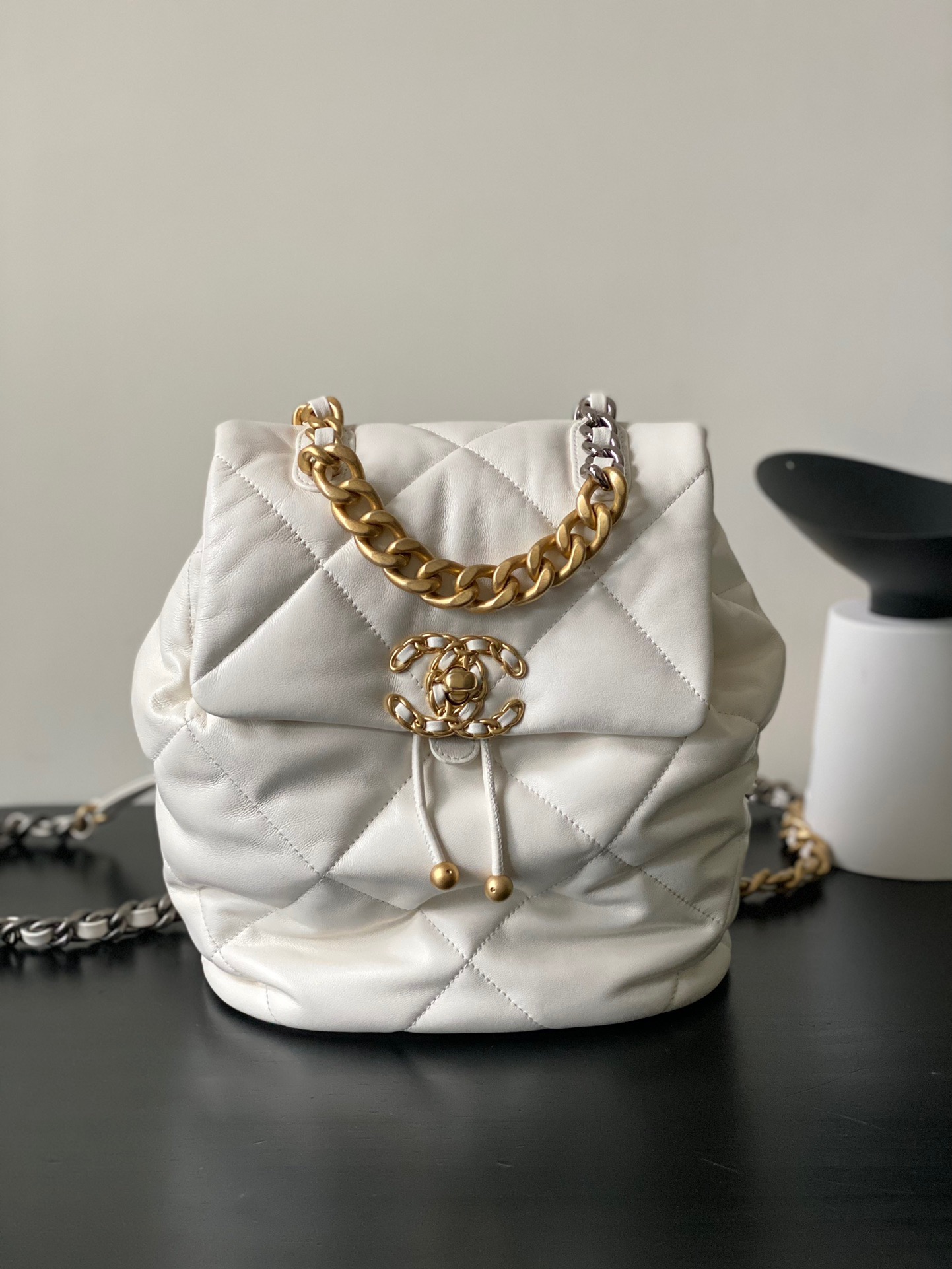 샤넬 CHANEL AS4223 24C 19 백팩 샤이니 램스킨 & 골드 메탈 26CM