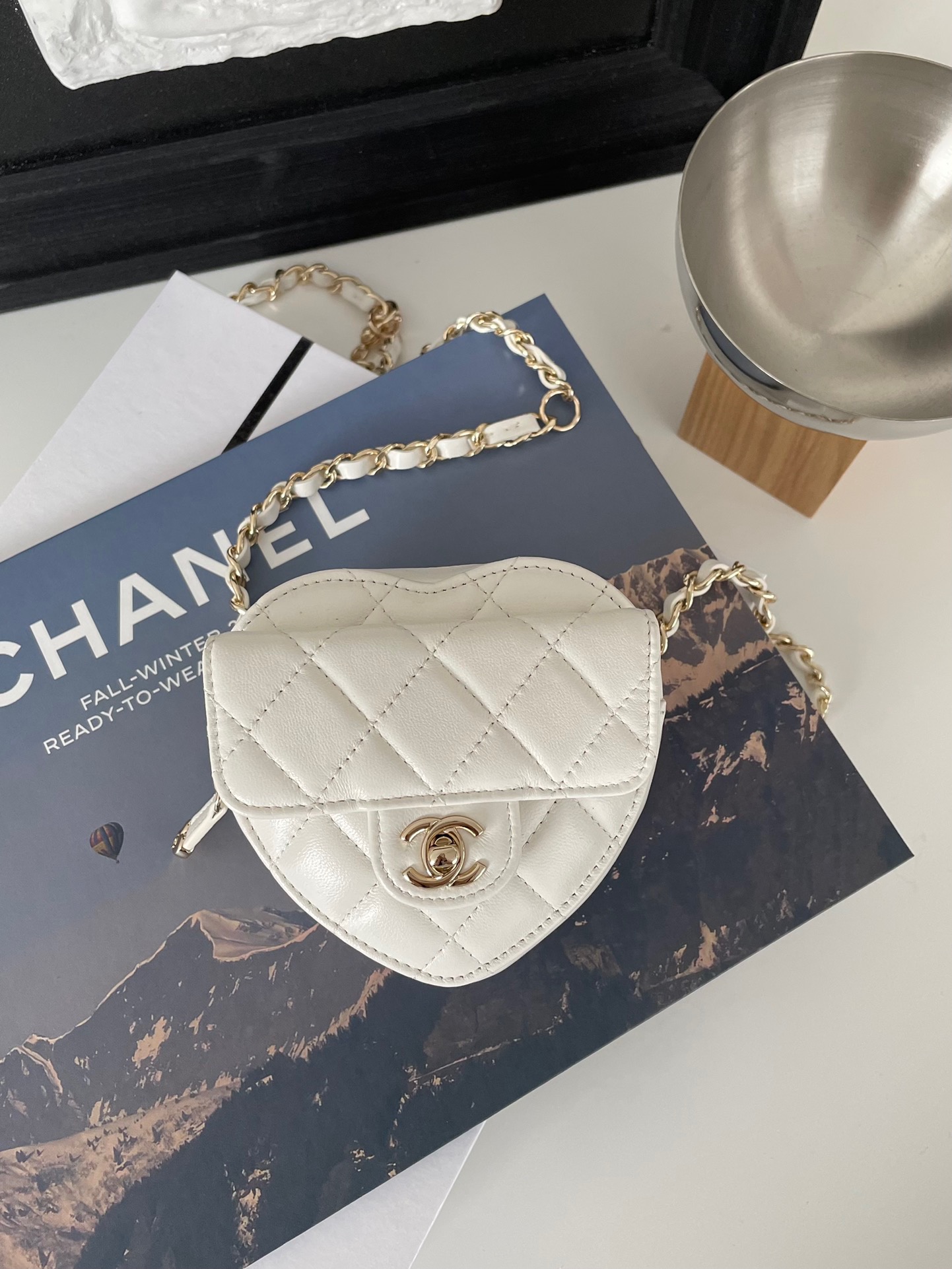 샤넬 CHANEL AP2786 22SS 하트 지퍼 암밴드 동전 지갑 & 골드 코랄 11CM
