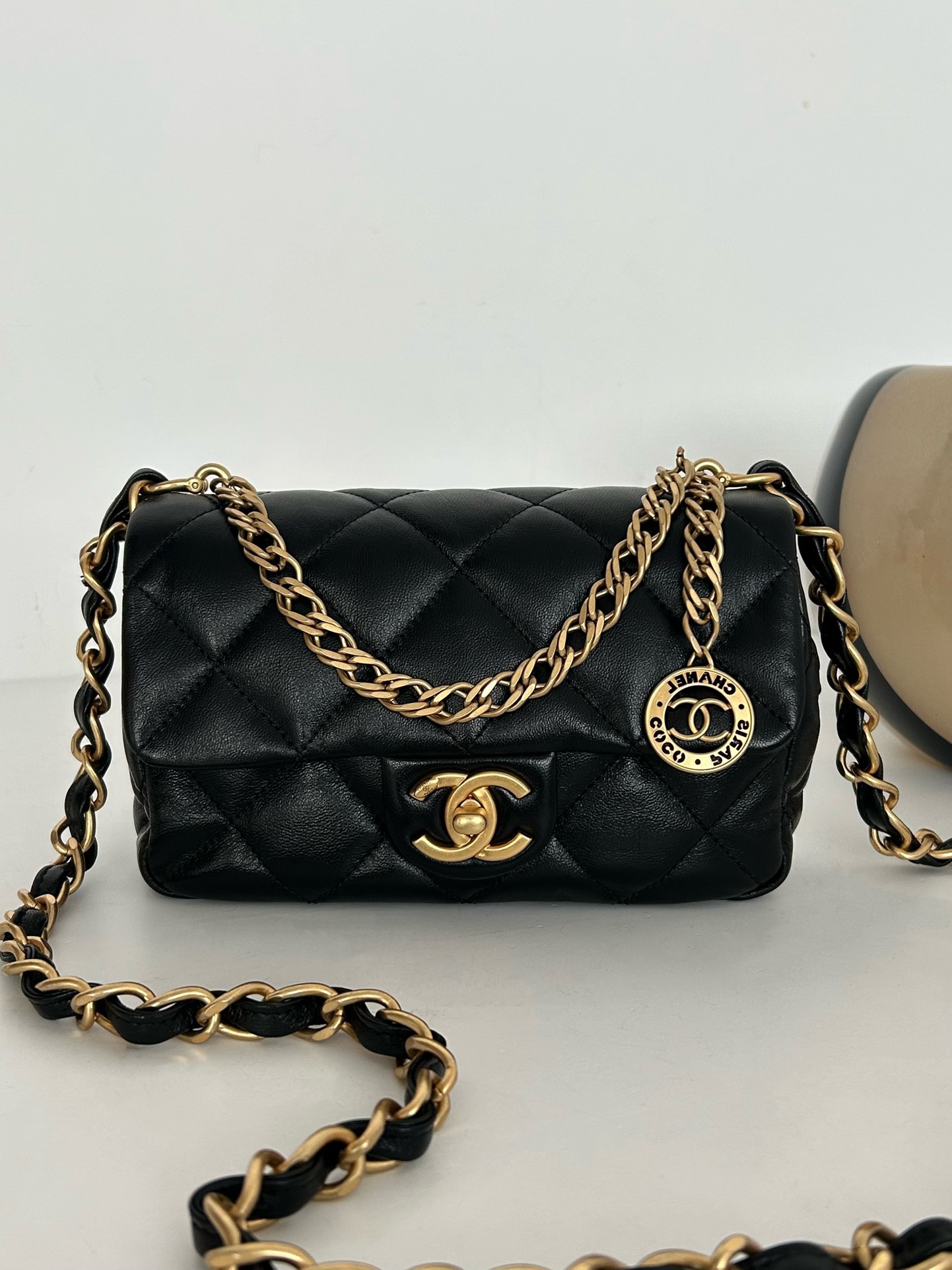 샤넬 CHANEL AS4012 23S 스몰 플랩백 램스킨 & 골드 메탈 블랙 19CM