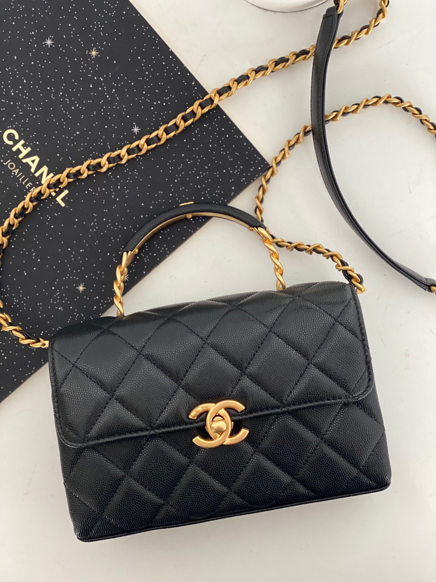 샤넬 CHANEL AS3982 23S 핸들 장식의 미니 플랩백 그레인드 샤이니 카프스킨 & 골드 메탈 블랙 19CM