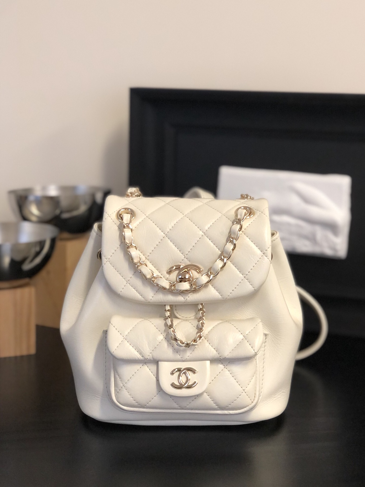 샤넬 CHANEL AS2908 22K DUMA 스몰 백팩 카프스킨 & 골드 메탈 화이트