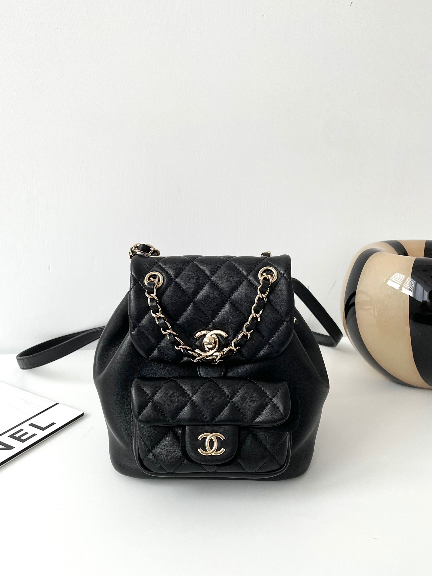 샤넬 CHANEL AS2908 22A DUMA 스몰 백팩 램스킨 & 골드 메탈 블랙 18CM