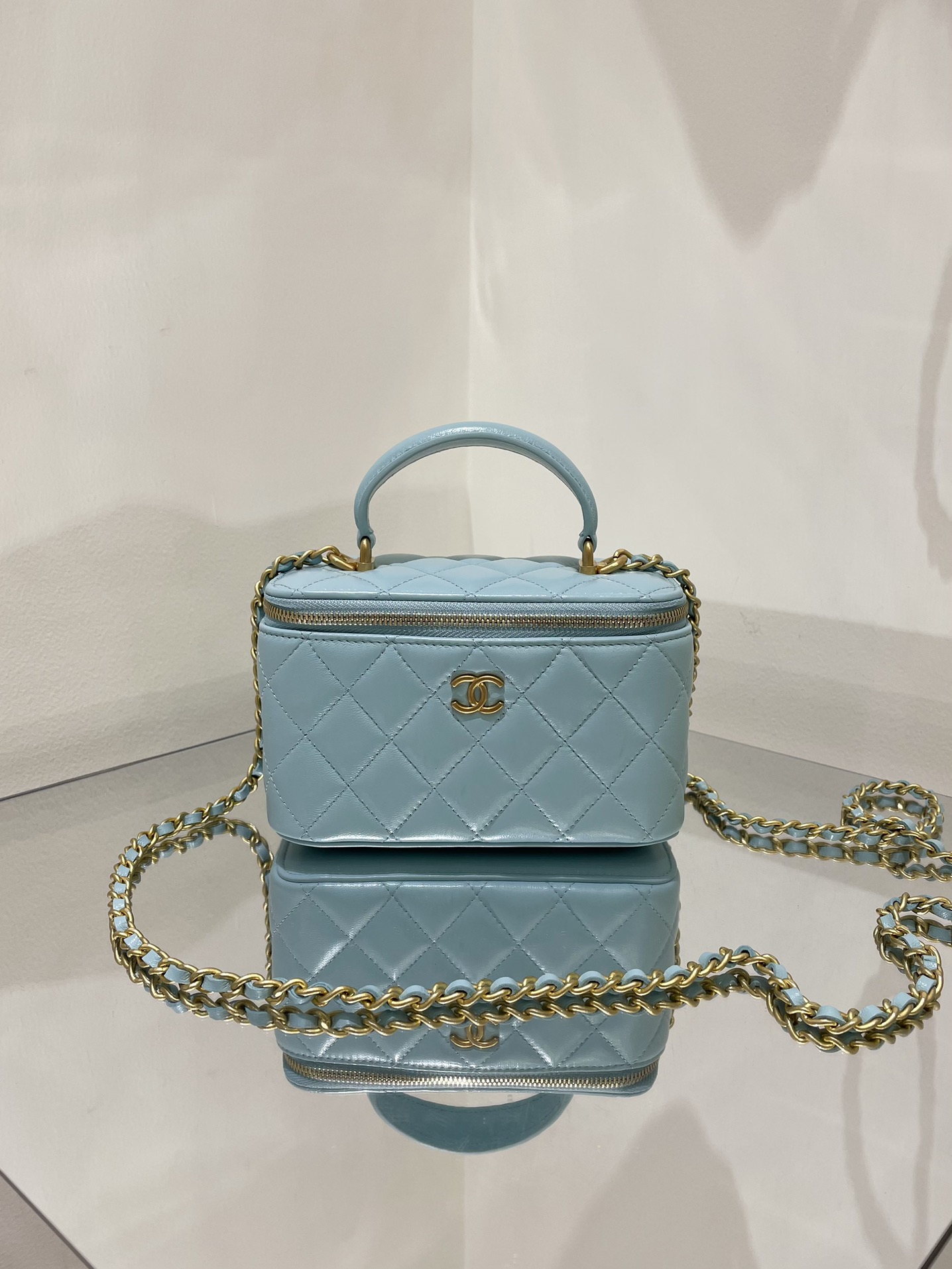 샤넬 CHANEL AP2199 체인 코스메틱 케이스 램스킨 & 골드 메탈 16.5CM