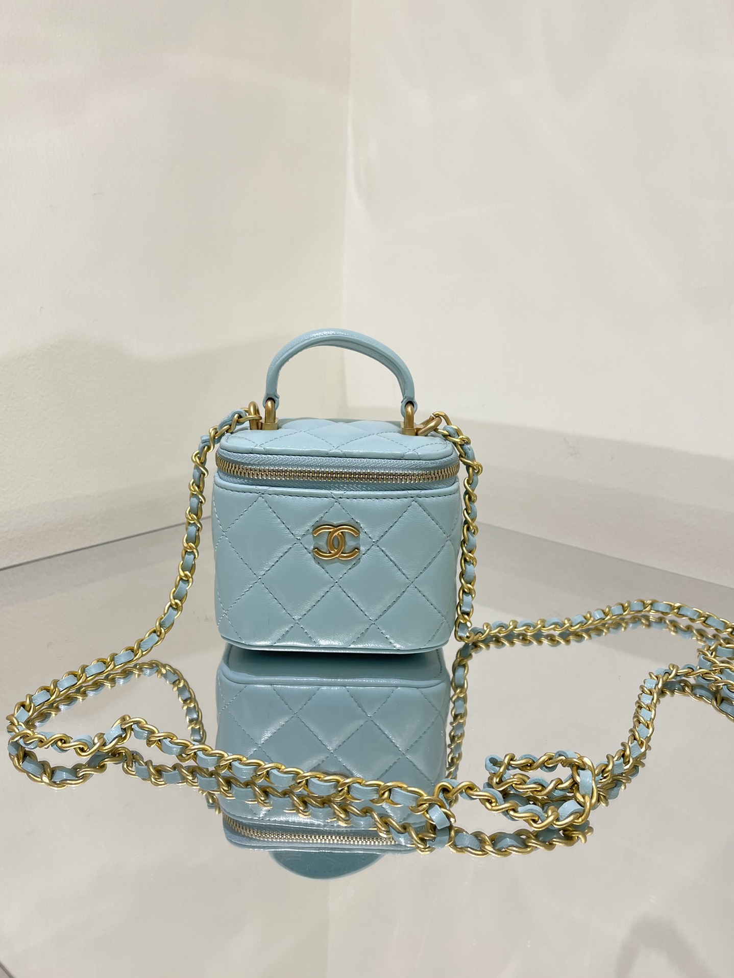 샤넬 CHANEL AP2198 스몰 체인 코스메틱 케이스 램스킨 & 골드 메탈 11CM