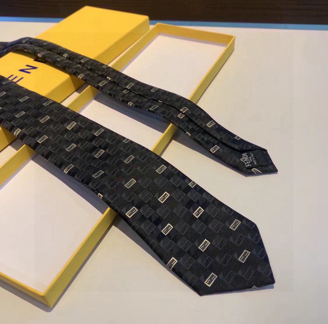 펜디 FENDI 넥타이