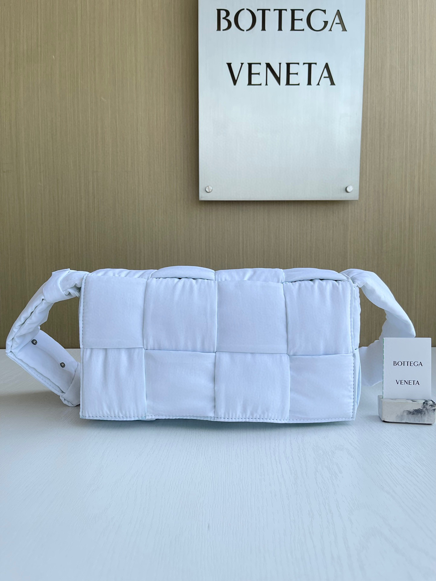 보테가베네타 Bottega Veneta 패디드 테크 카세트 백 Cassette 628951