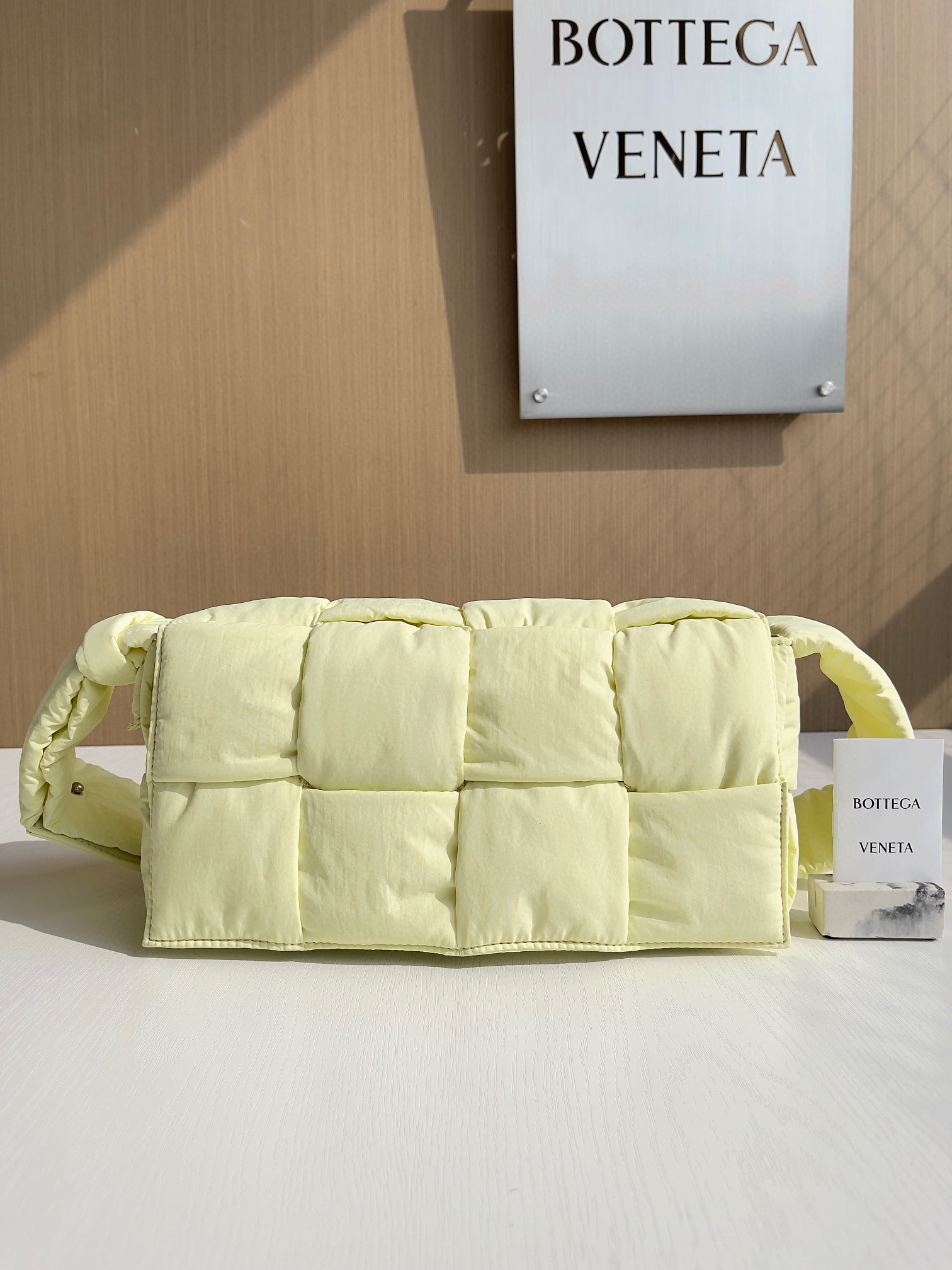 보테가베네타 Bottega Veneta 패디드 테크 카세트 백 Cassette 628951