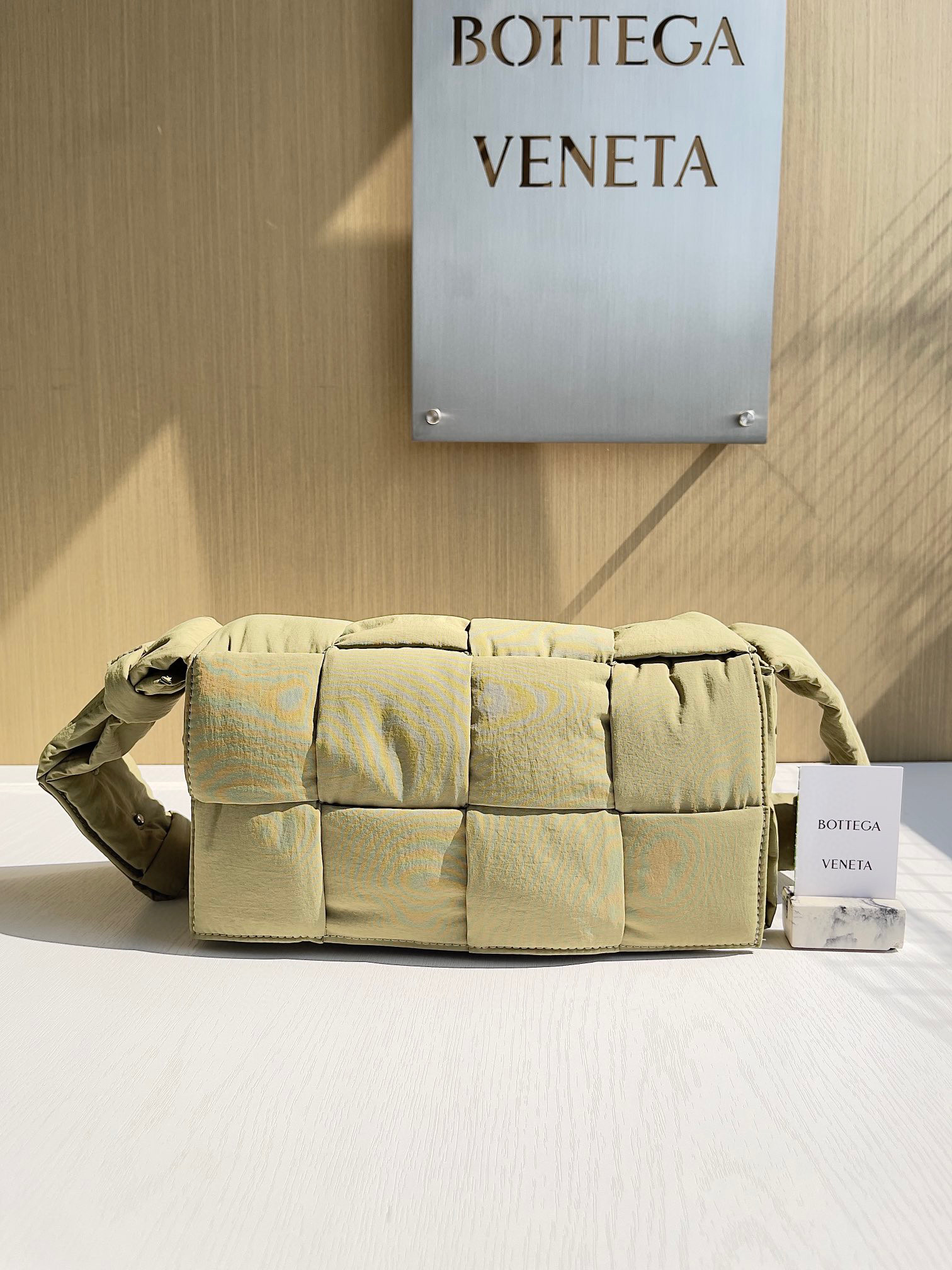 보테가베네타 Bottega Veneta 패디드 테크 카세트 백 Cassette 628951