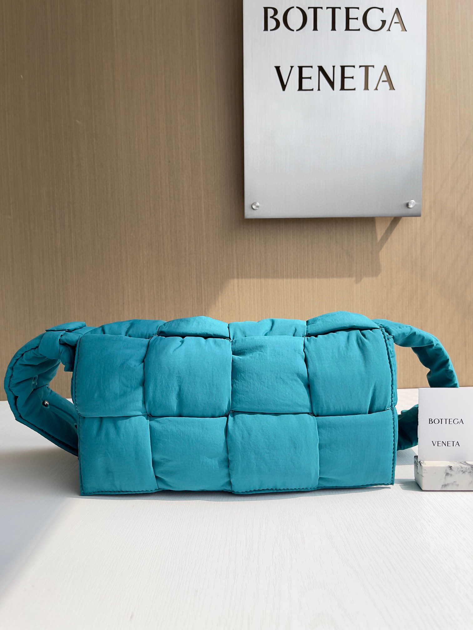 보테가베네타 Bottega Veneta 패디드 테크 카세트 백 Cassette 628951