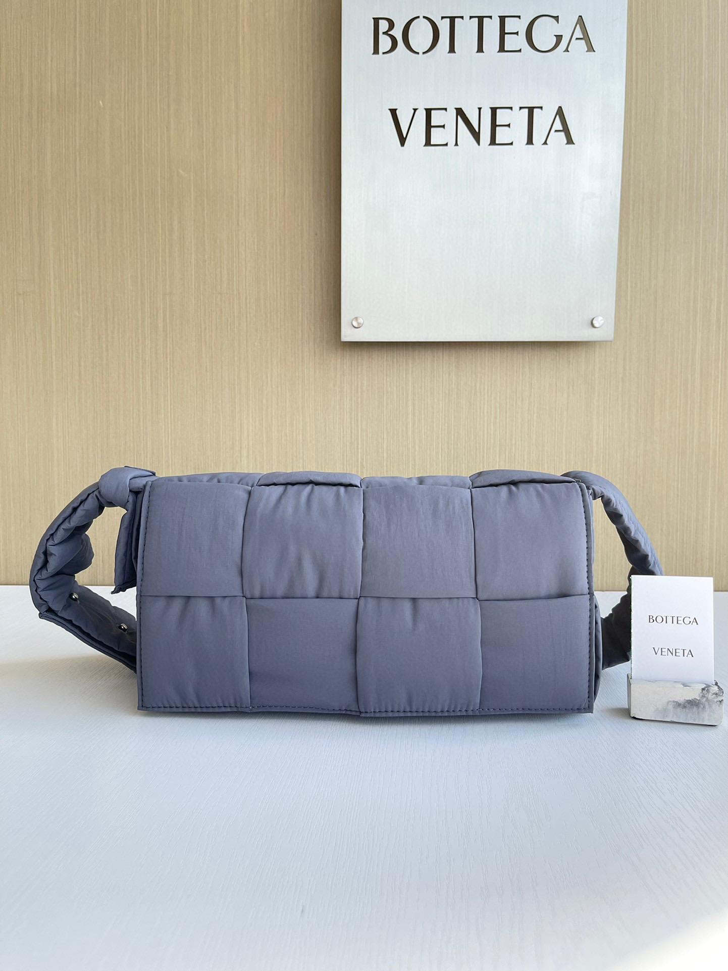 보테가베네타 Bottega Veneta 패디드 테크 카세트 백 Cassette 628951