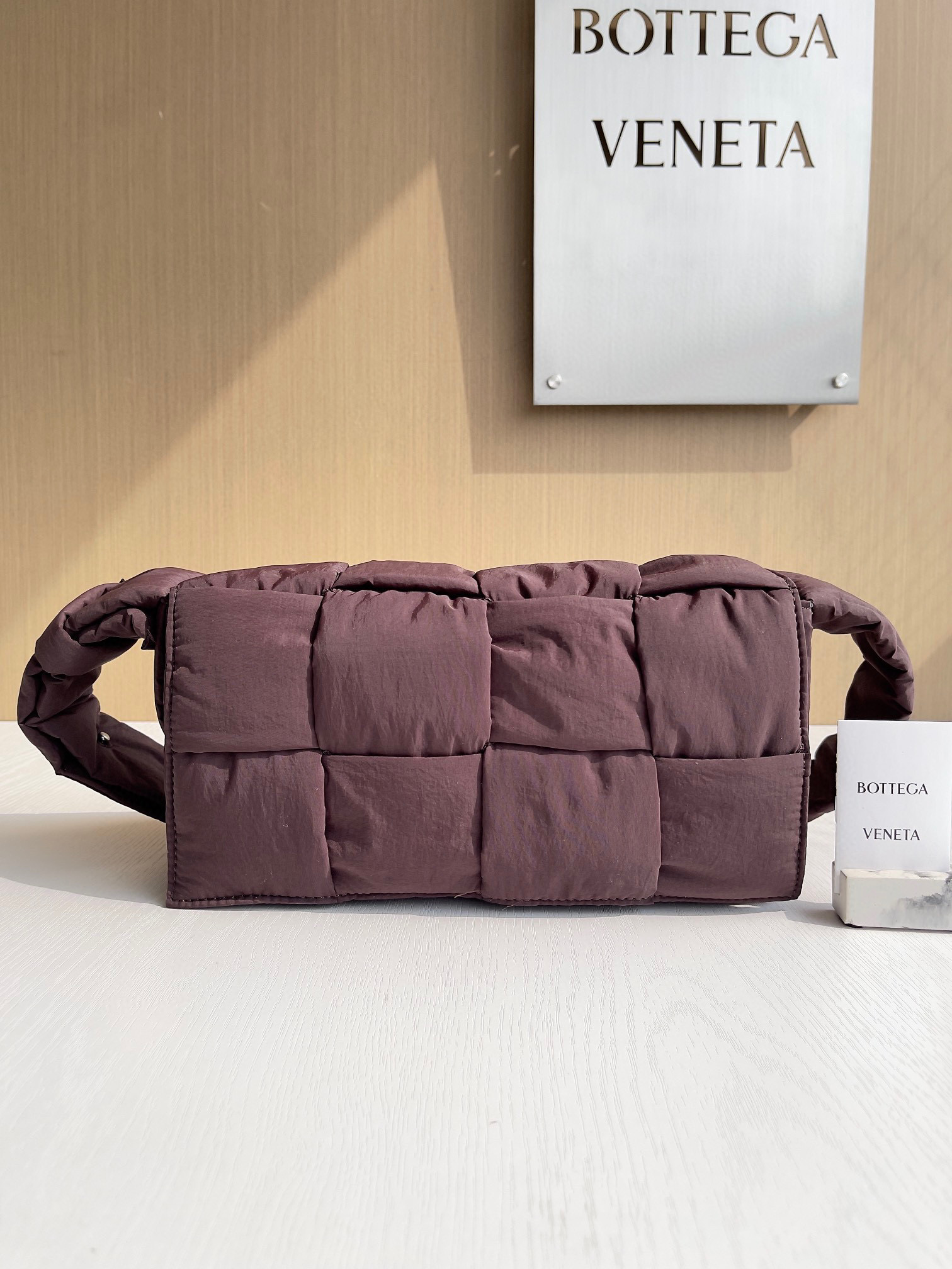 보테가베네타 Bottega Veneta 패디드 테크 카세트 백 Cassette 628951