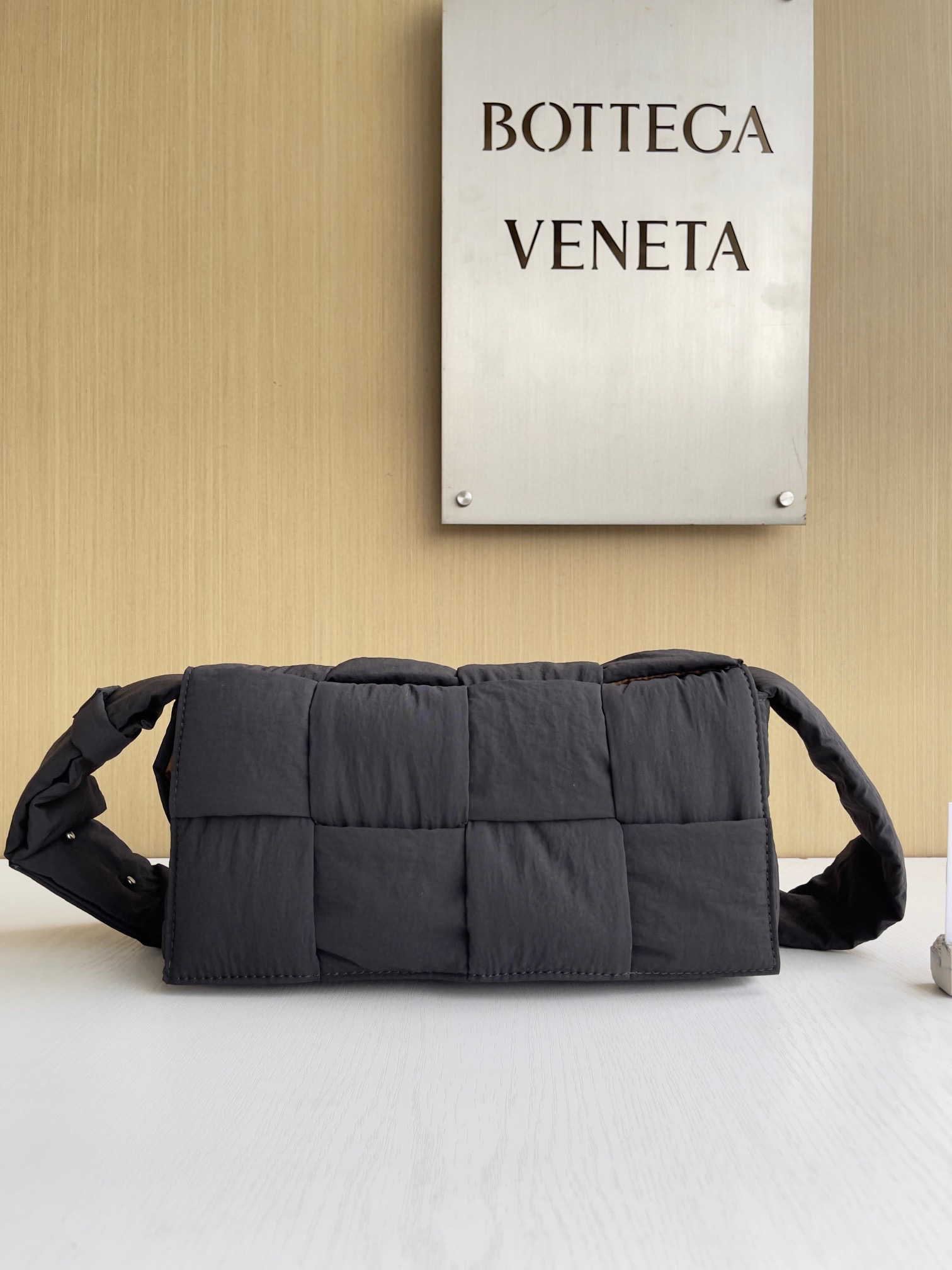 보테가베네타 Bottega Veneta 패디드 테크 카세트 백 Cassette 628951