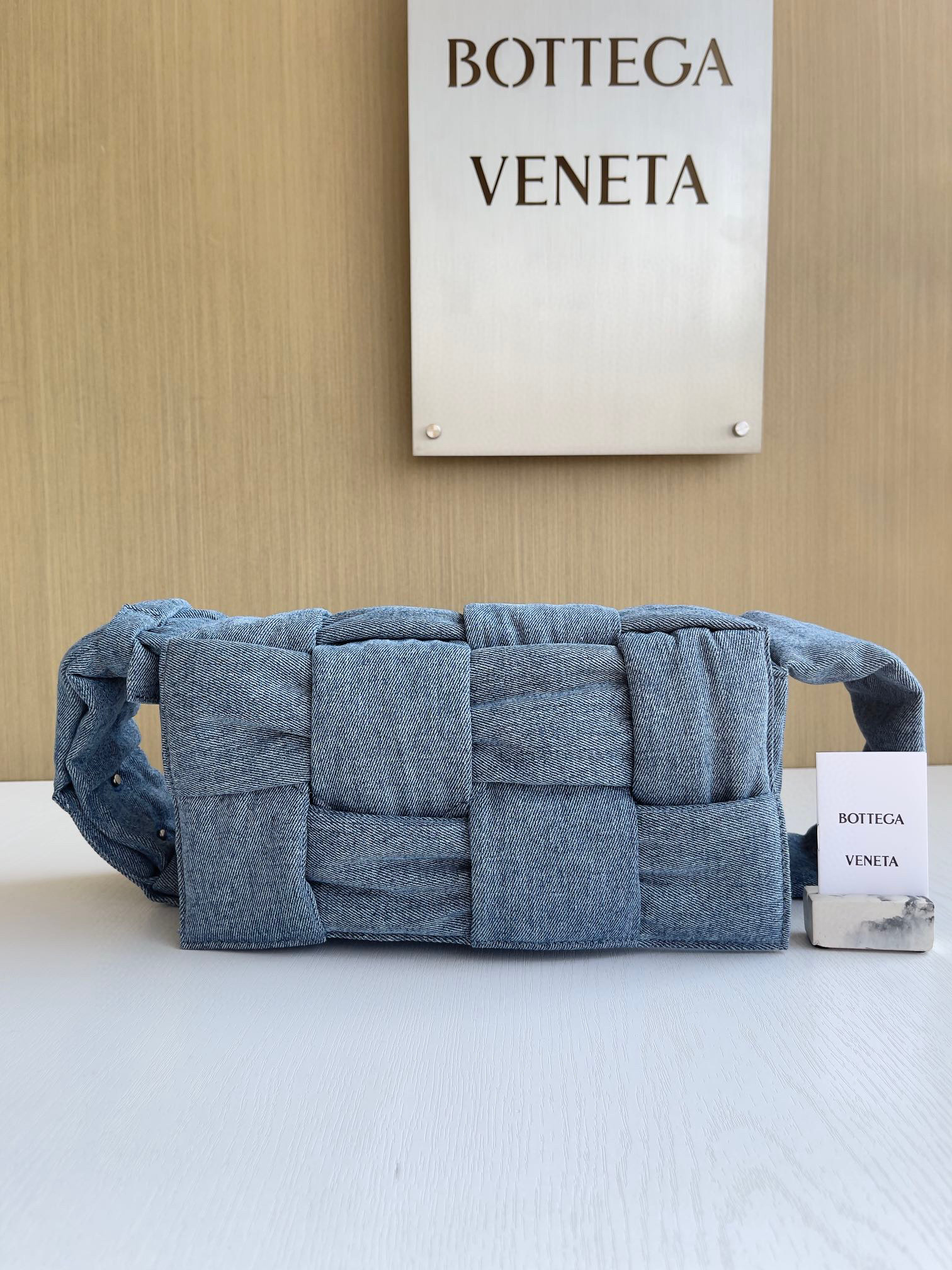 보테가베네타 Bottega Veneta 패디드 테크 카세트 백 Cassette 628951