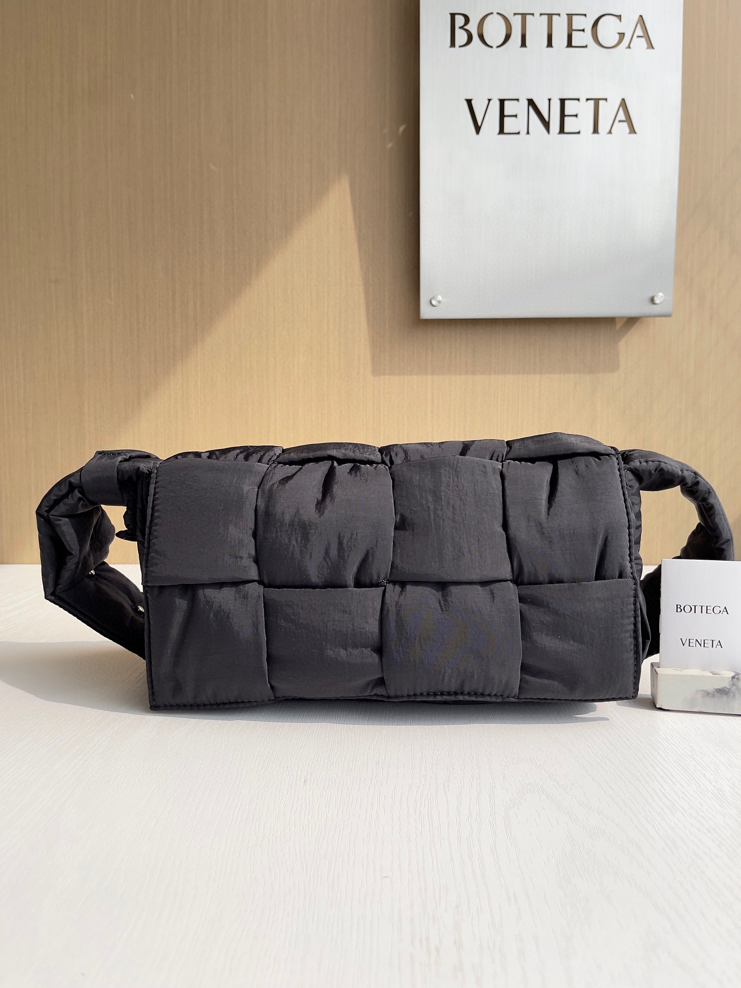 보테가베네타 Bottega Veneta 패디드 테크 카세트 백 Cassette 628951