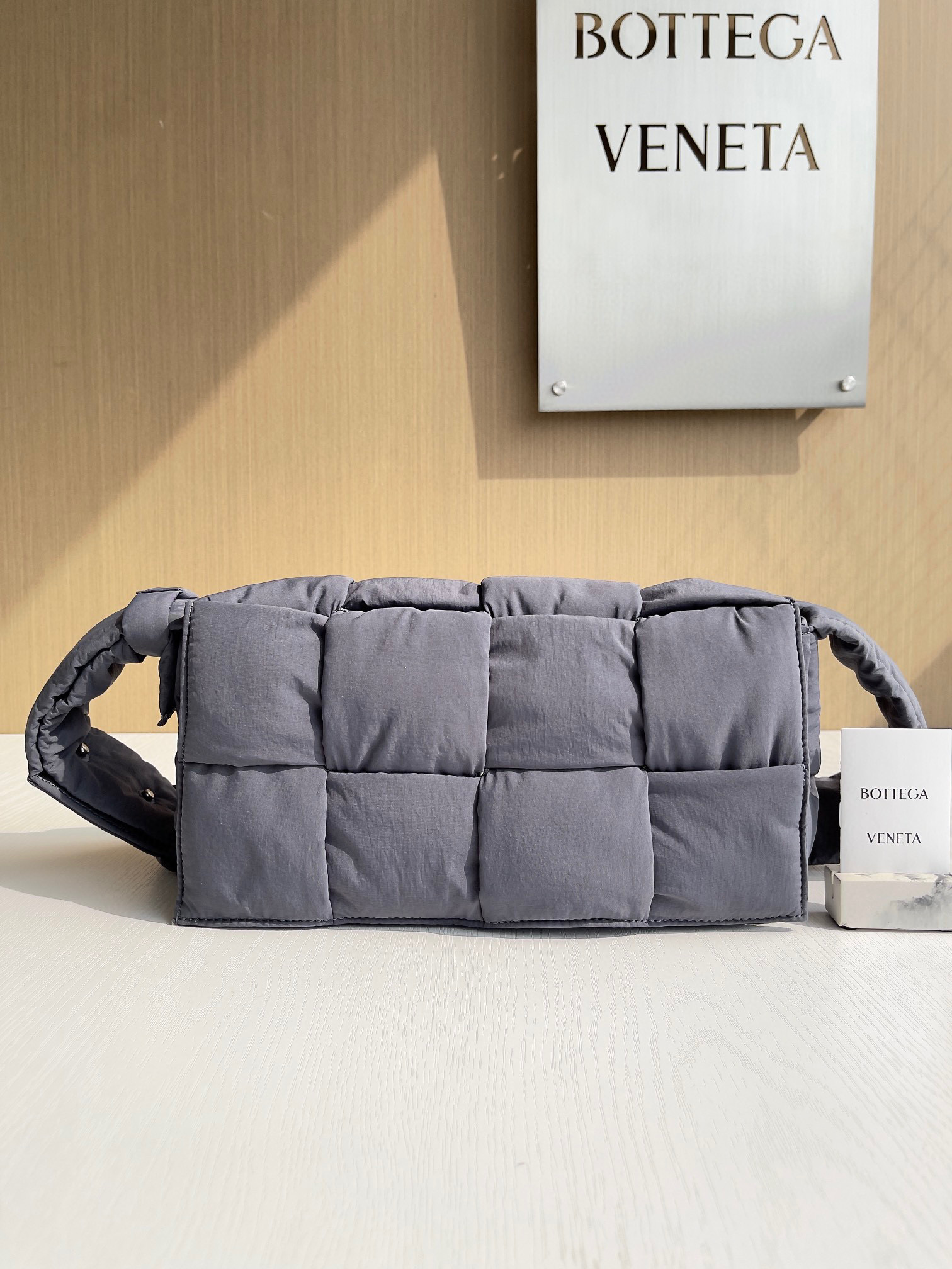 보테가베네타 Bottega Veneta 패디드 테크 카세트 백 Cassette 628951