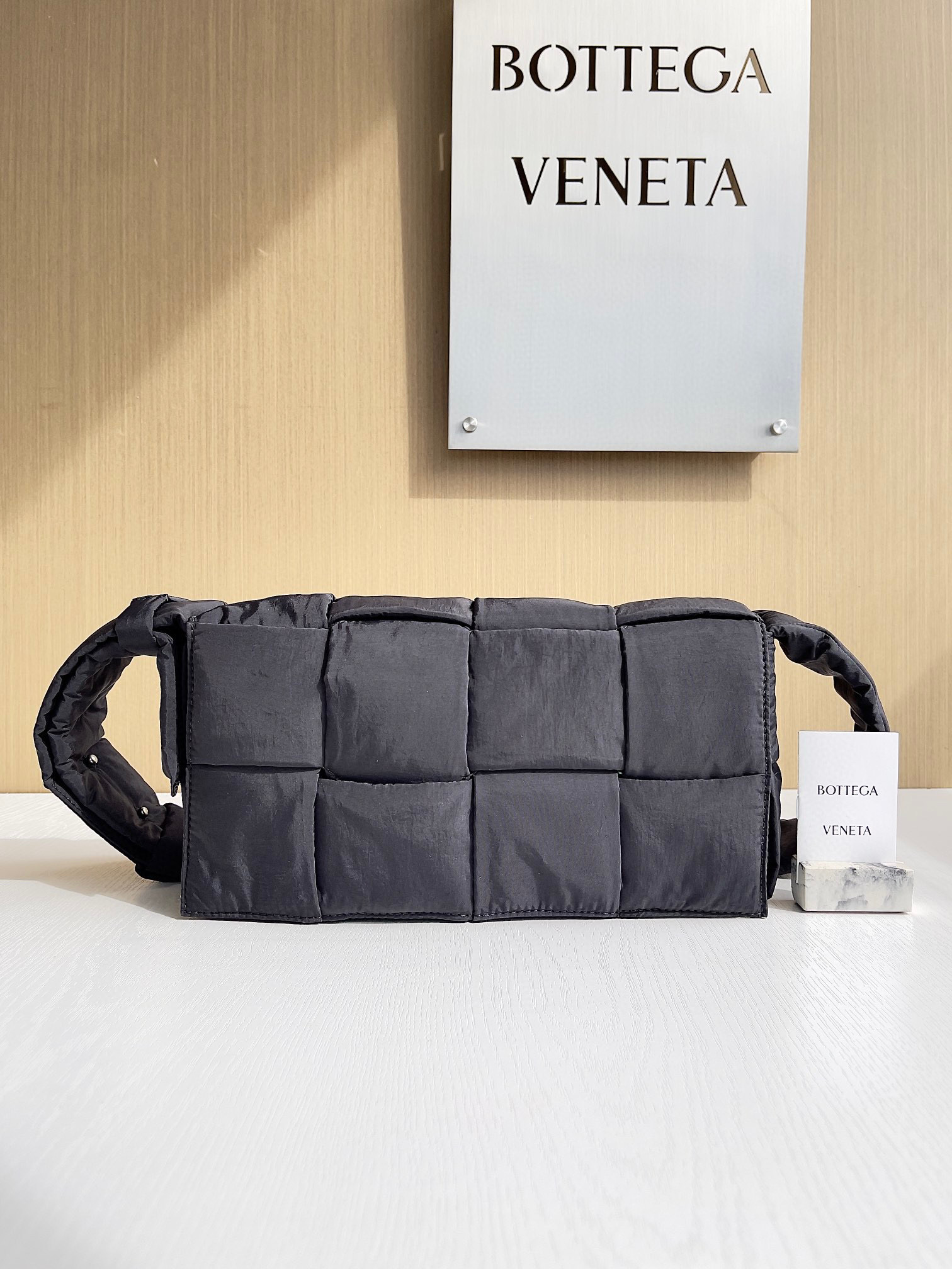 보테가베네타 Bottega Veneta 패디드 테크 카세트 백 Cassette 628951