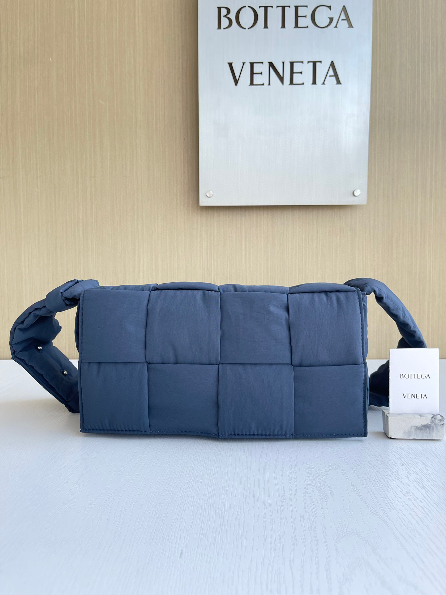 보테가베네타 Bottega Veneta 패디드 테크 카세트 백 Cassette 628951