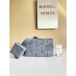 보테가베네타 Bottega Veneta 다양하게 활용할 수 있는 스트랩을 갖춘 카세트 Cassette 741777