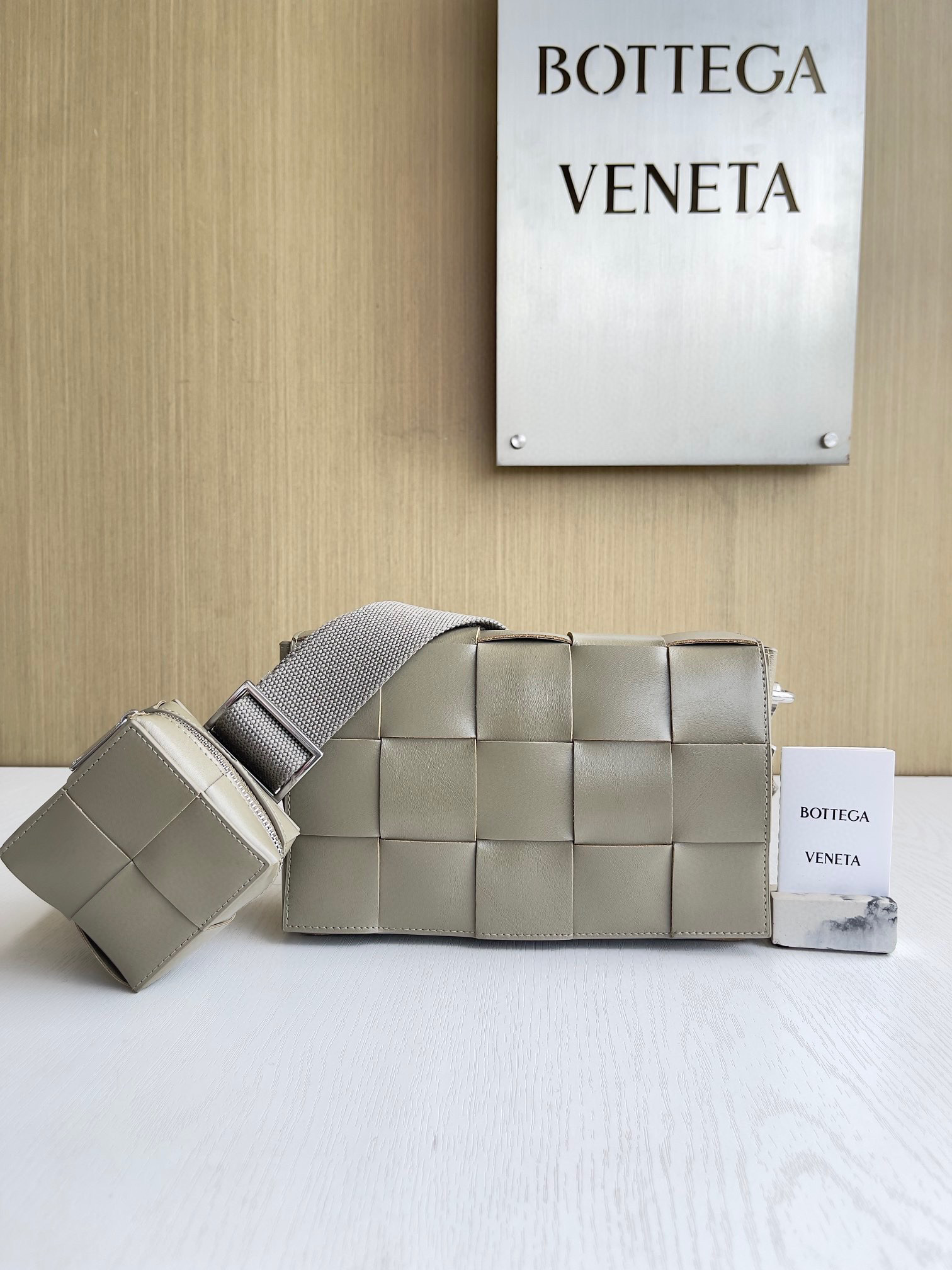 보테가베네타 Bottega Veneta 다양하게 활용할 수 있는 스트랩을 갖춘 카세트 Cassette 741777