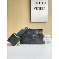 보테가베네타 Bottega Veneta 다양하게 활용할 수 있는 스트랩을 갖춘 카세트 Cassette 741777