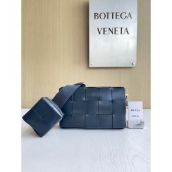 보테가베네타 Bottega Veneta 다양하게 활용할 수 있는 스트랩을 갖춘 카세트 Cassette 741777