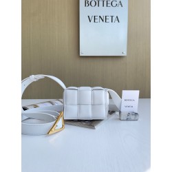 보테가베네타 Bottega Veneta 카세트백 Cassette 716648