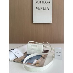 보테가 베네타 Bottega Veneta 미니 레더 카세트백 리본 Cassette 667048