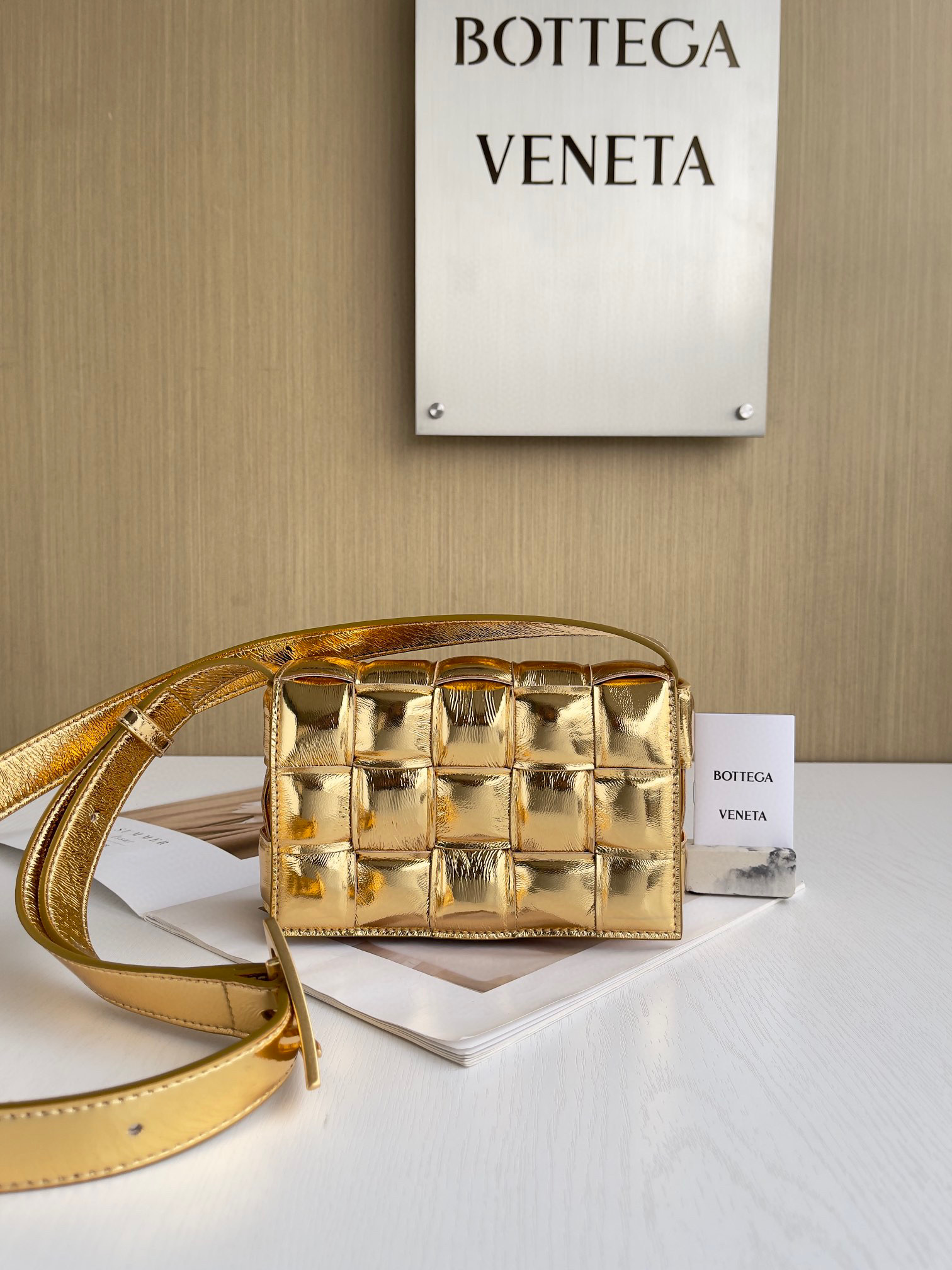 보테가 베네타 Bottega Veneta 스몰 패디드 카세트 mini Cassette 717506