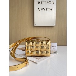 보테가 베네타 Bottega Veneta 스몰 패디드 카세트 mini Cassette 717506