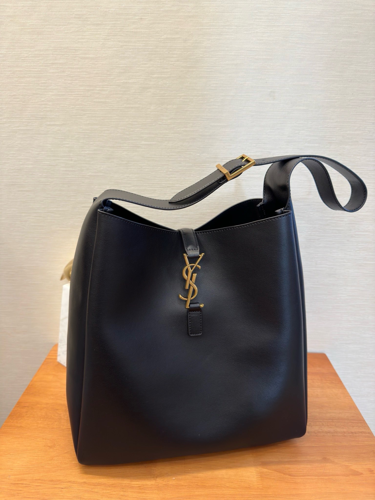 생로랑 Saint laurent/YSL 753837 라지 르 5 아 7 서플 스무스 레더 블랙 30CM