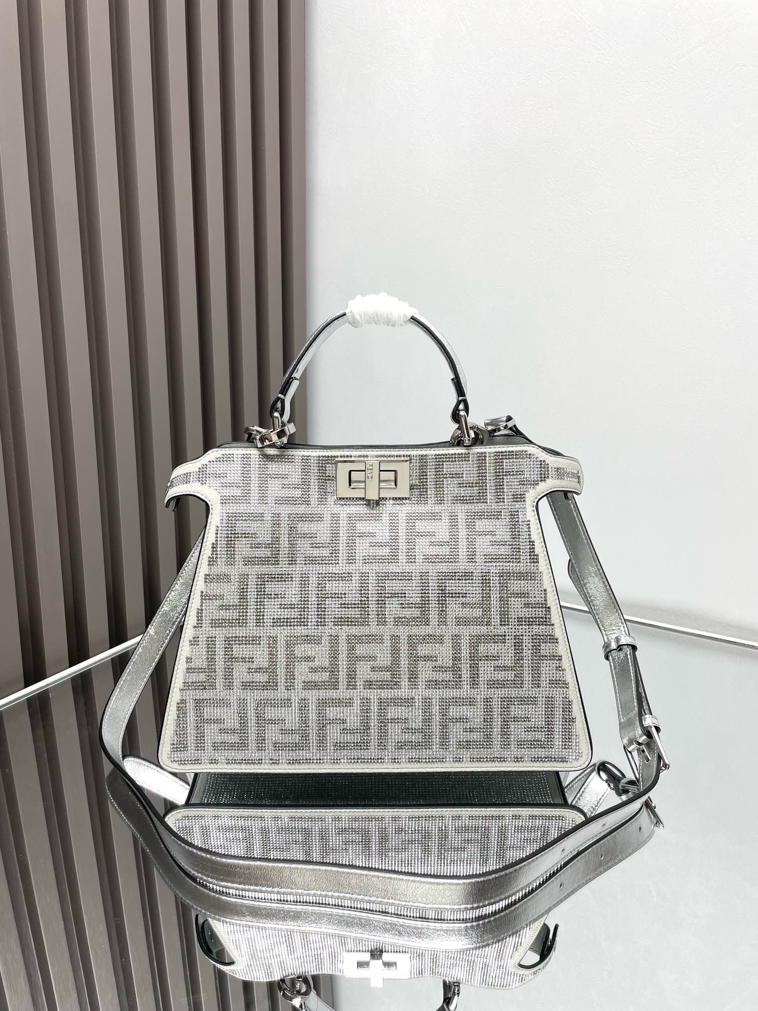 펜디 FENDI 8BN327 Peekaboo Iseeu Petite 탑 핸들백 27CM