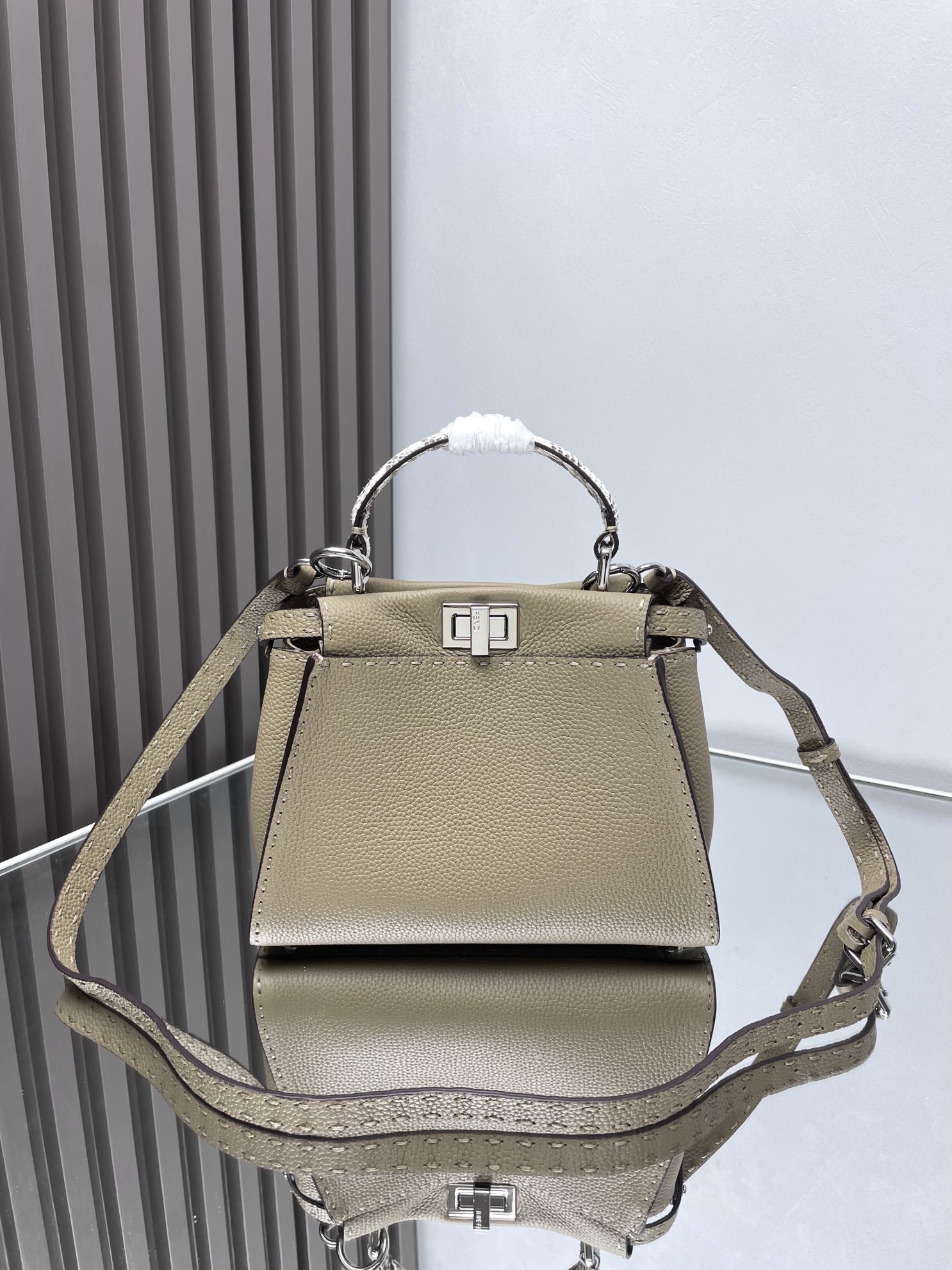 펜디 FENDI 266 PEEKABOO 탑 핸들백 23CM