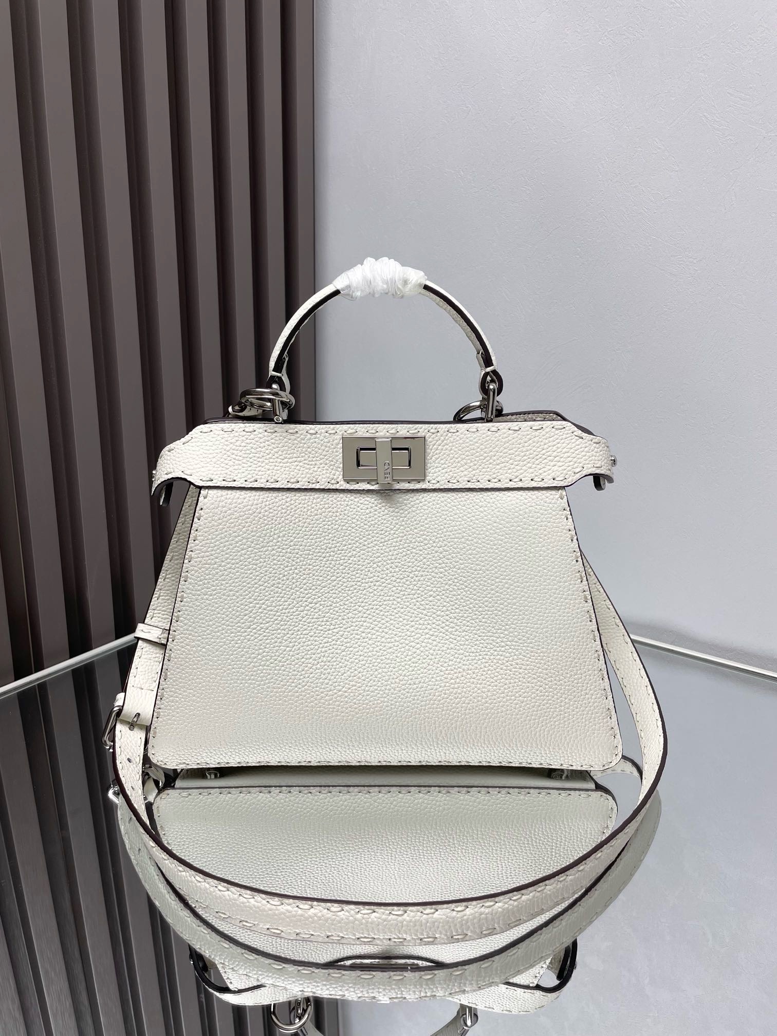 펜디 FENDI 327 ICONIC PEEKABOO ISEEU 탑 핸들백 27CM