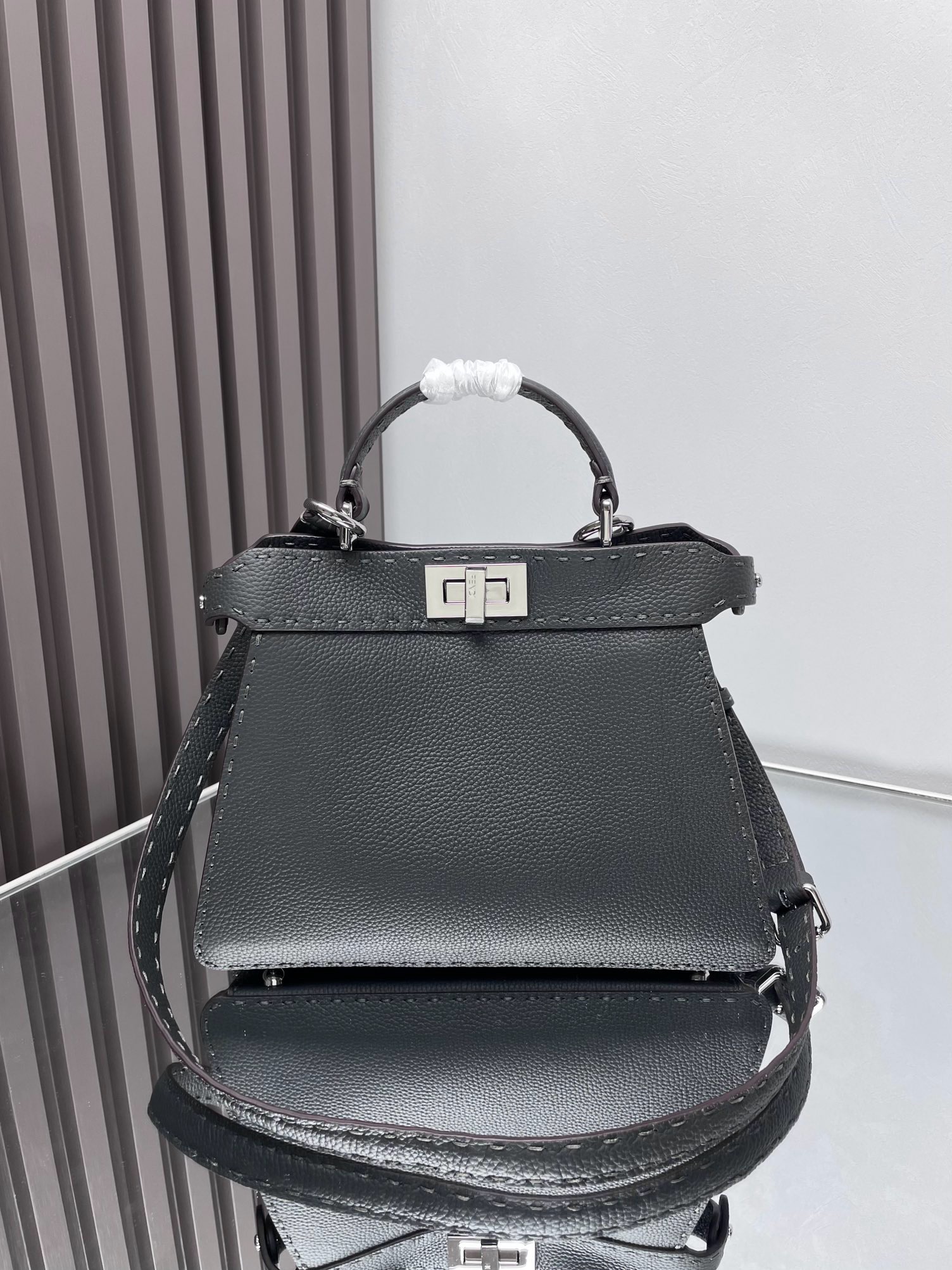 펜디 FENDI 327 ICONIC PEEKABOO ISEEU 탑 핸들백 27CM